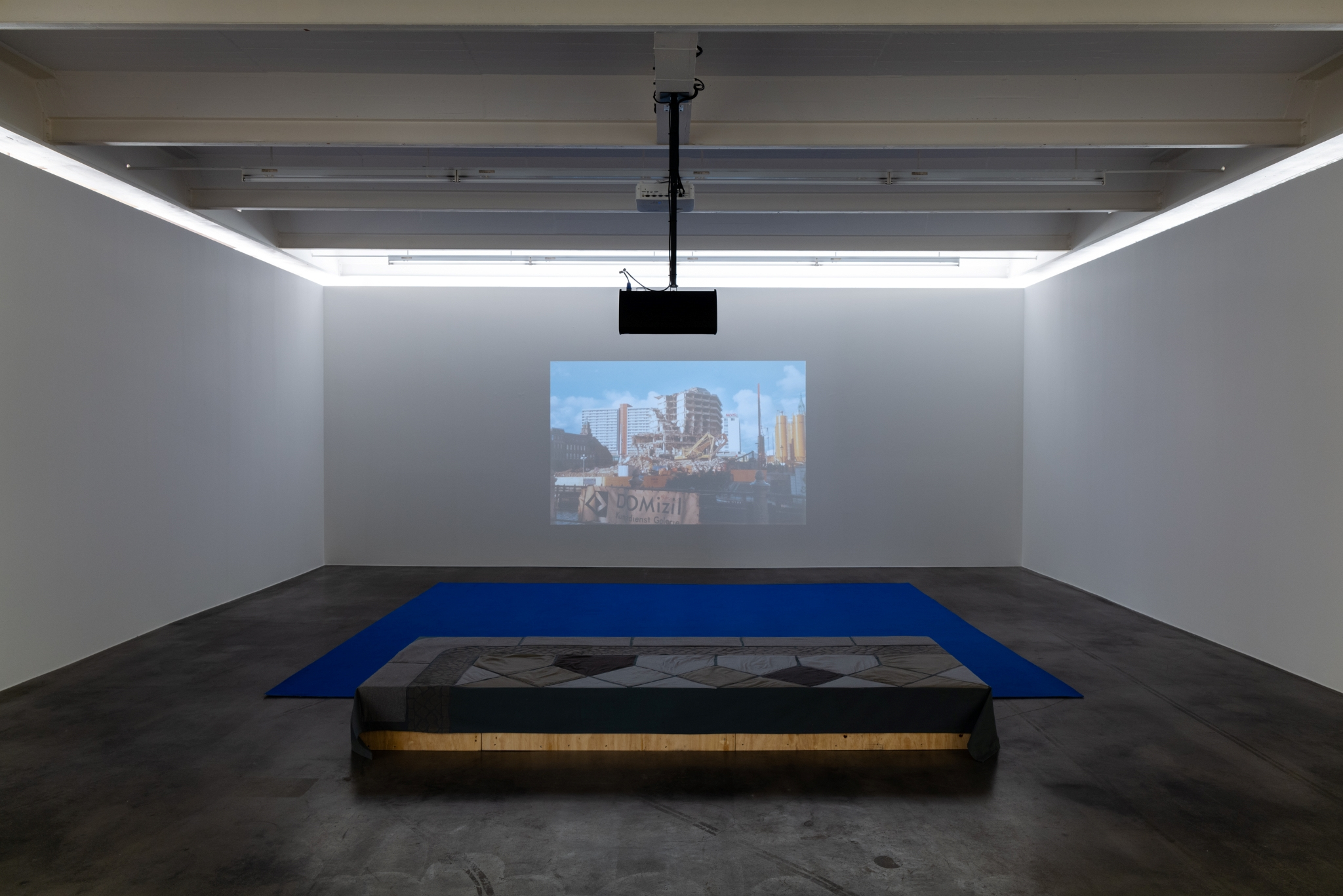 Wilhelm Klotzek, Dosen und Echtholzblenden, 2008-2022, video, 16:00 min., 16:9 format, Courtesy Wilhelm Klotzek and Klosterfelde Edition, © the artist.