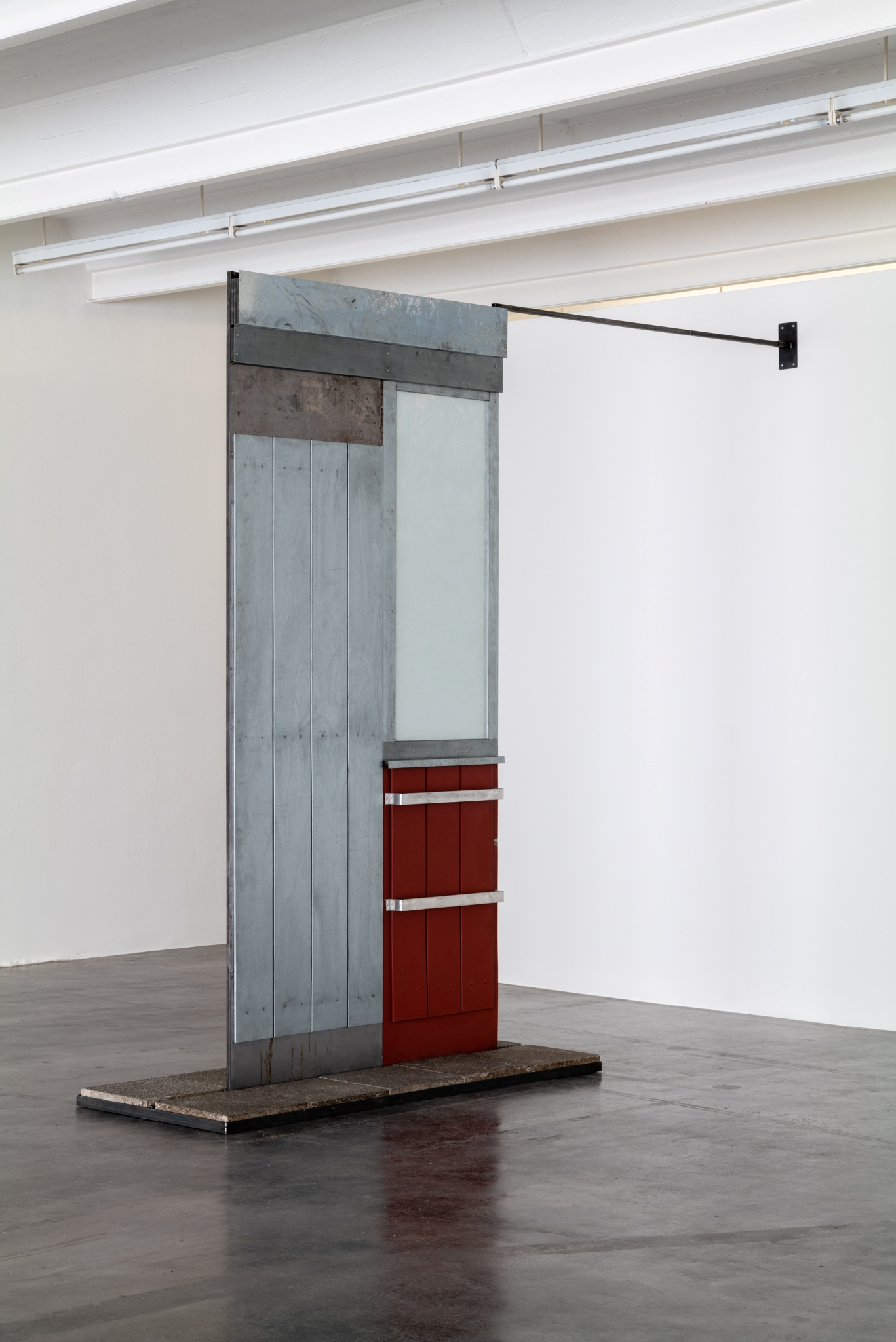 Wilhelm Klotzek, Hintertreffen 2, 2019, sheet steel, glass, varnish, Berlin concrete sidewalk slabs, 264 x 177 x 75,5 cm, Courtesy Wilhelm Klotzek and Klosterfelde Edition, © the artist.