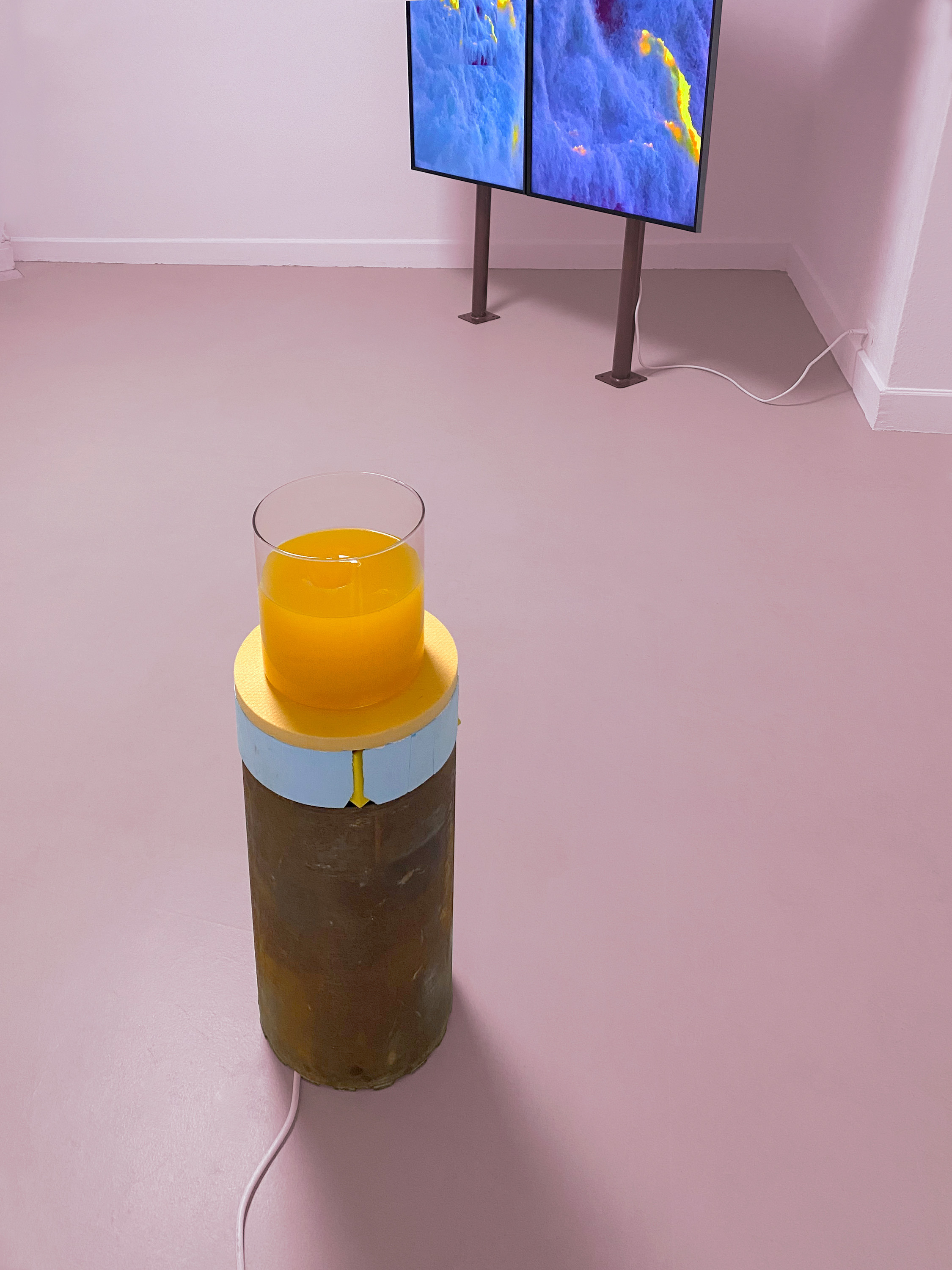 Susi Gelb: Artificial Eddy 2, 2022, drilling apparatus, magnetic stirrer, glass vessel, water, 80 x 25 x 25 cm