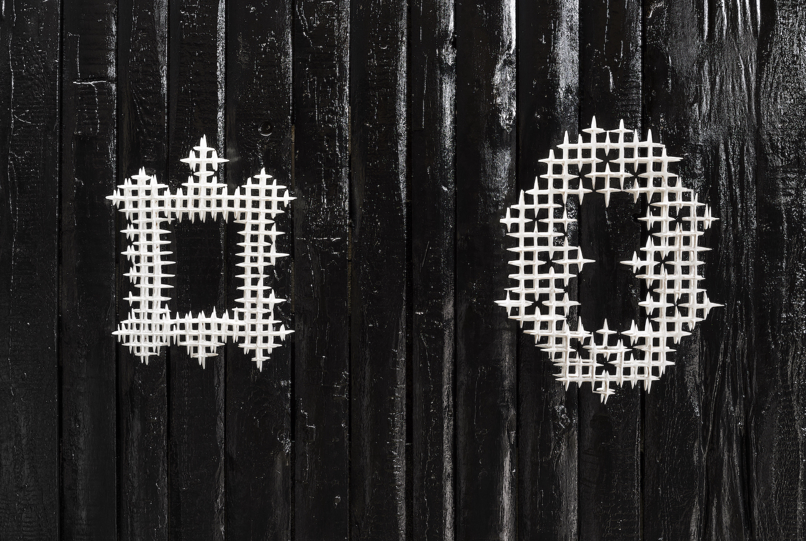 Taissa Fromme, 4 u, polymer plaster, epoxy resin, fiberglass, steel, 33 x 40 x 5 cm, 2022; and 4 me, polymer plaster, epoxy resin, fiberglass, steel, 40 x 50 x 5 cm, 2022