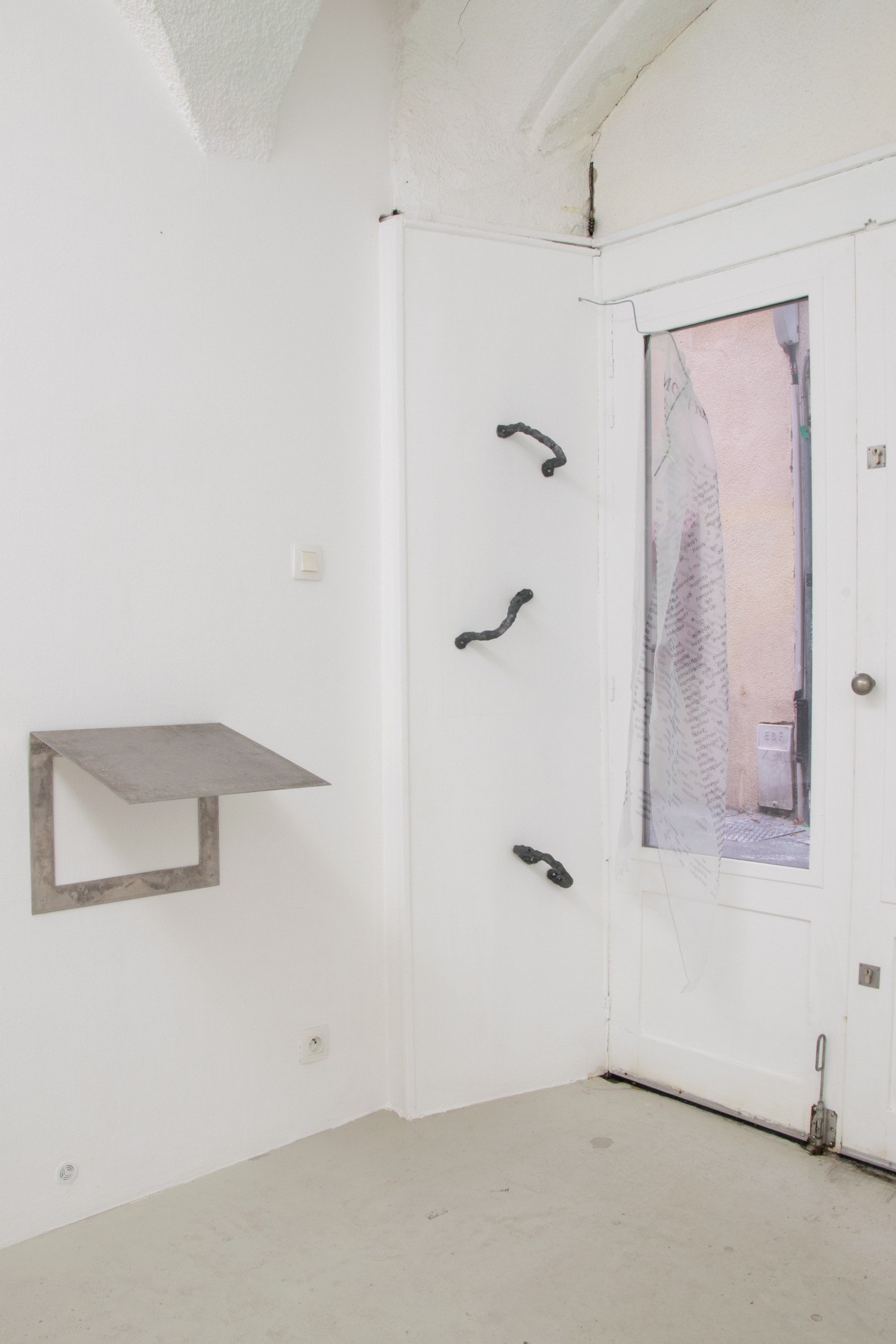 (left to right) Aliha Thalien : Image manquante, metal, 2022 ; Untitled, enamelled ceramic, faience, 2022 ; My Mother had a Mother, printed organza, metal, 2022, Courtesy of In extenso.