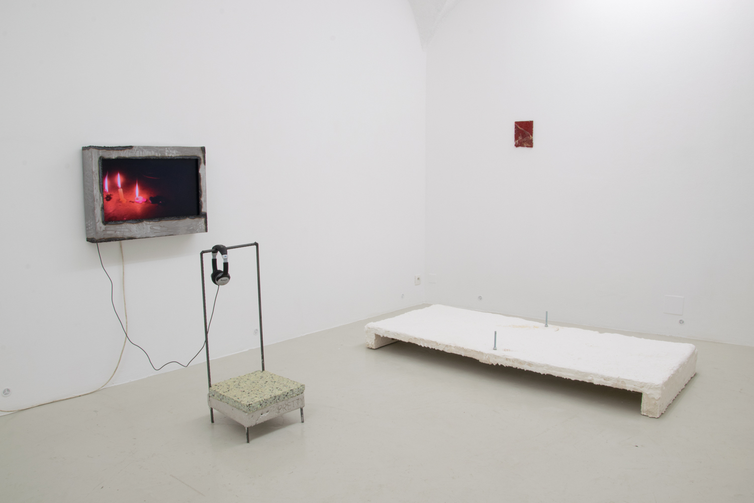 (left to right) Leonor Parda, The Visions, video, metal, concrete foam, 2022. Aliha Thalien, Saint-Yves, wax, resin, latex, pigments, 2022 ; Suspendu.e.s à læ mé, acrylic resin, plaster, latex, metal, 2022. Courtesy of In extenso.