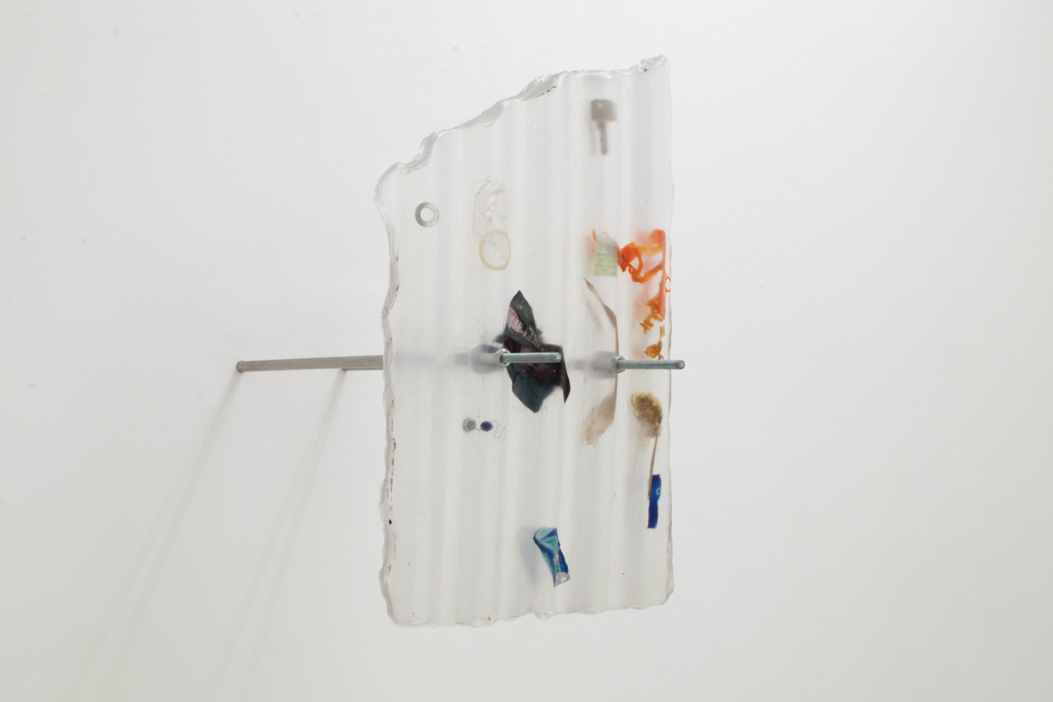 Protection par Avant, Aliha Thalien, polyester resin, diverse objetcs, metal, 2022, Courtesy of In extenso.