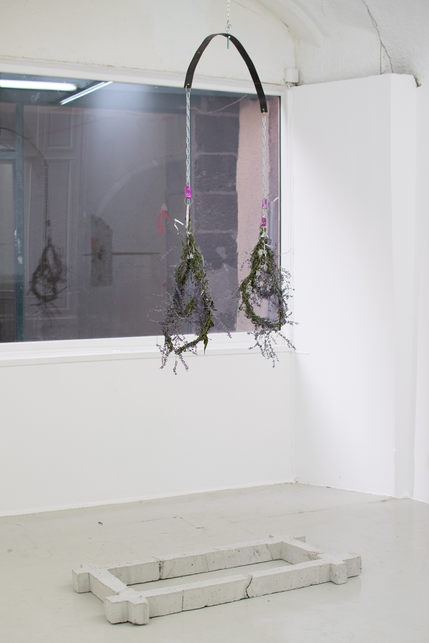 Fucking Hippies, Leonor Parda, concrete, chains, steel, flowers, leather, 2022, Courtesy of In extenso.