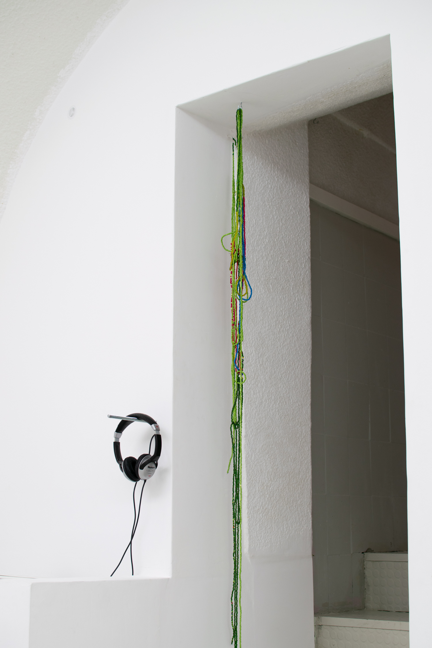 (left to right) Aliha Thalien, Mothers, sound, headphones, metal, 2022 ; Fertilité, beads, 2022, Courtesy of In extenso.