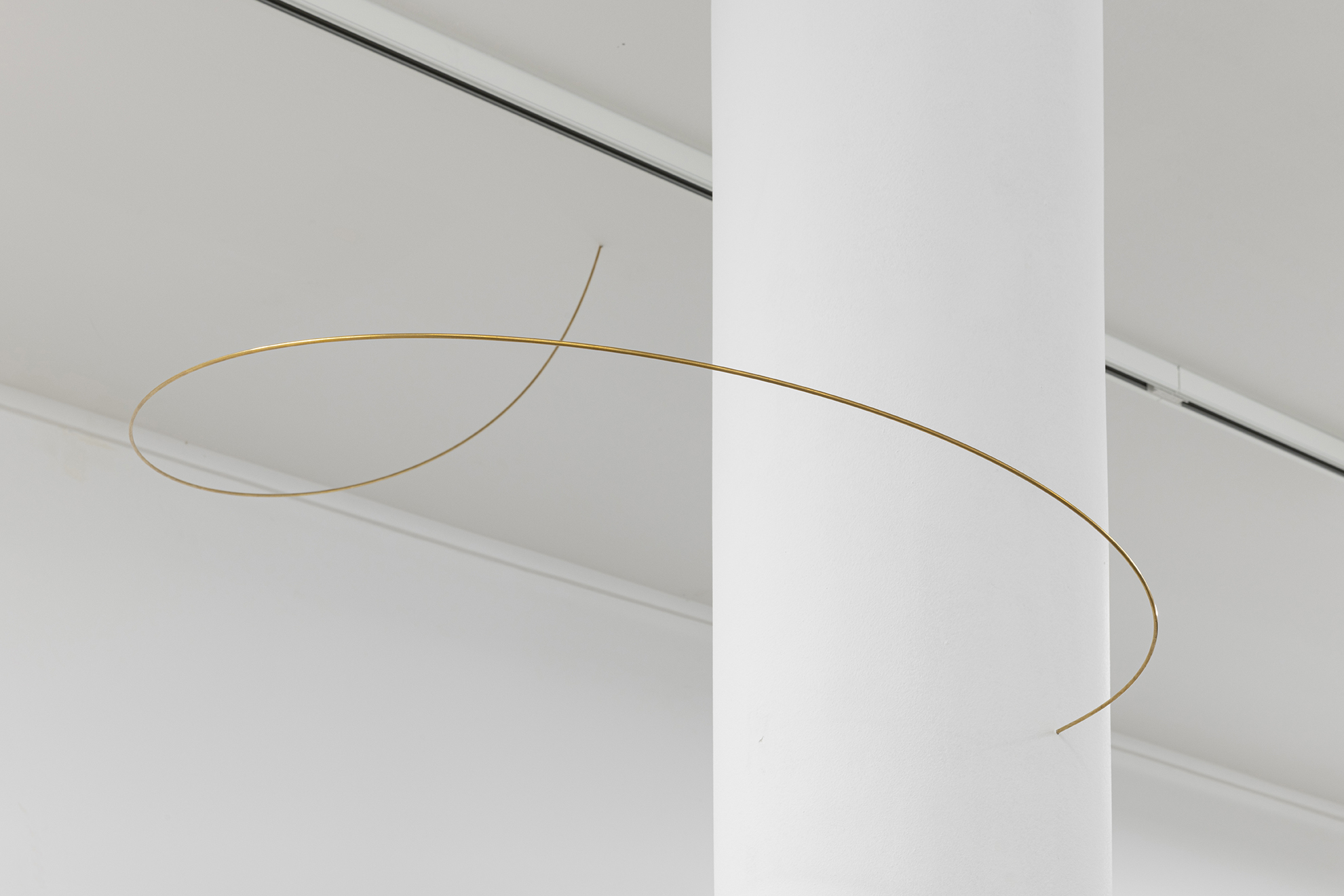  Flowers powder the air around and settle on our arms, eyes and hair, Joana Escoval, 2022, mix of metals, air, 89 x 170 x 115 cm