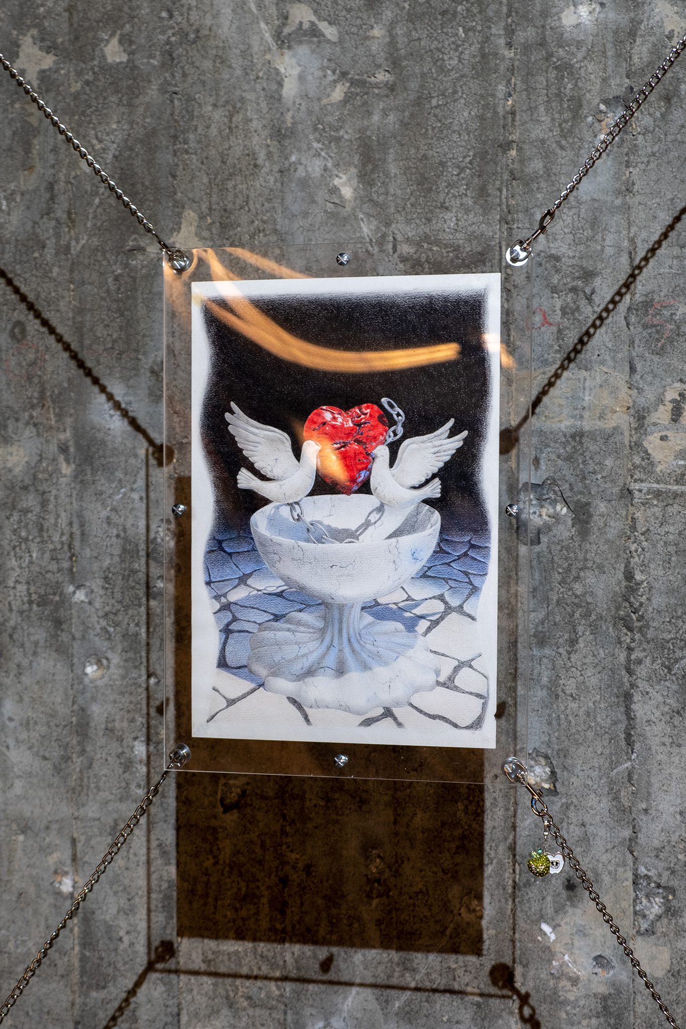 Tristan Gac, Herz an Herz (2018), coloured pencil on paper, plexiglas frame, steel chains, keychain, variable size
