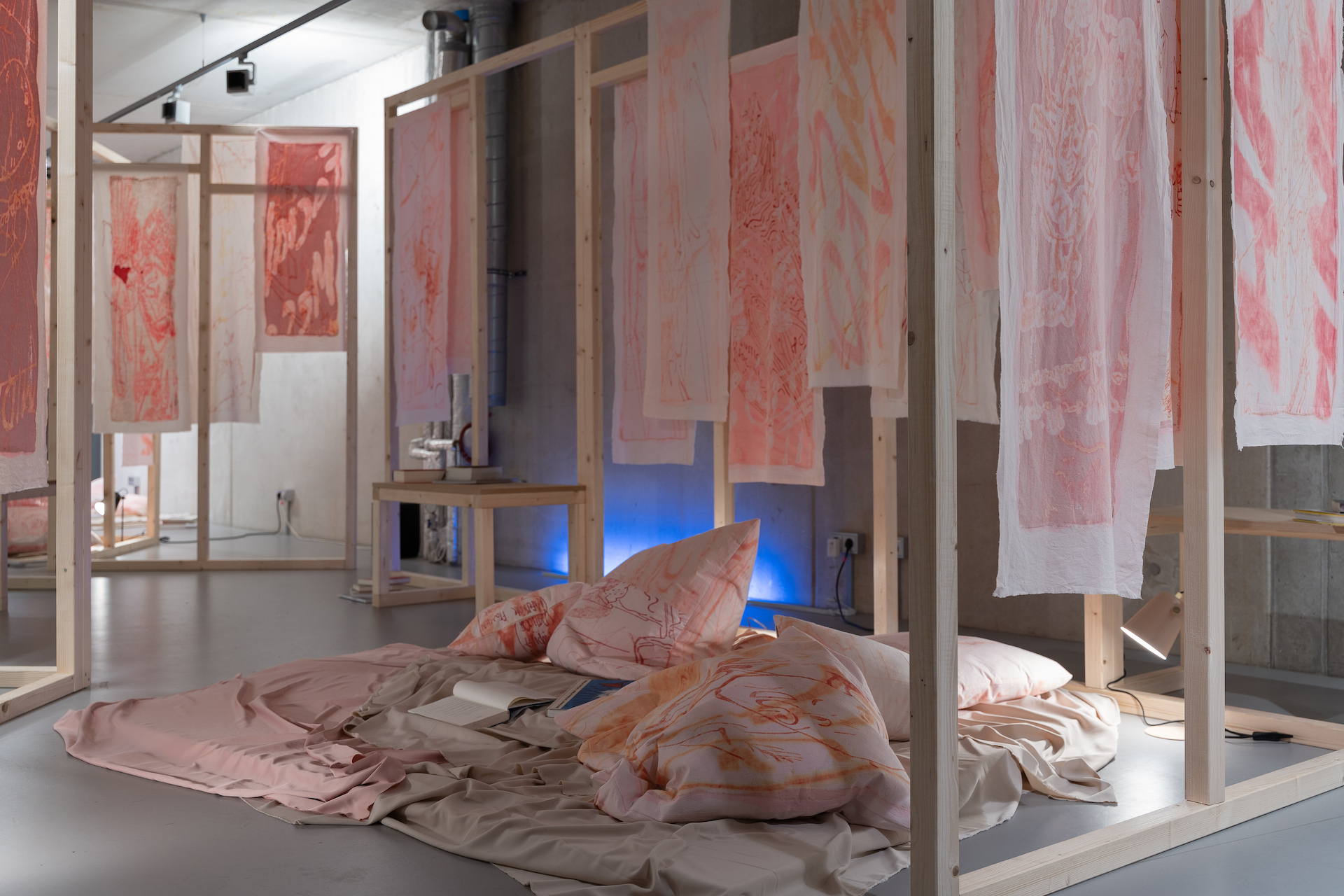 Aus: Zimmer Nr. 3 (There Is Nothing But Time Time), 2022, exhibition view, feldünf, Berlin