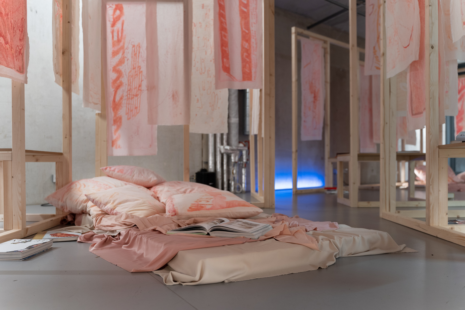 Aus: Zimmer Nr. 3 (There Is Nothing But Time Time), 2022, exhibition view, feldünf, Berlin