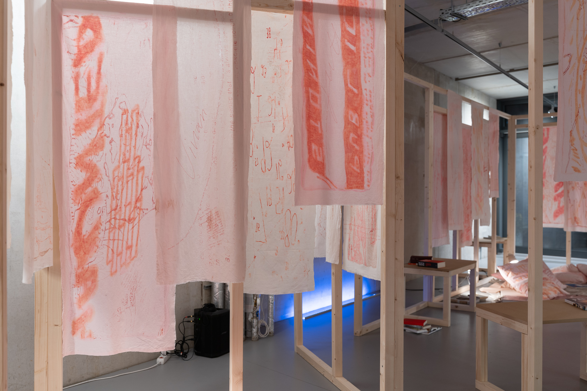 Aus: Zimmer Nr. 3 (There Is Nothing But Time Time), 2022, exhibition view, feldünf, Berlin