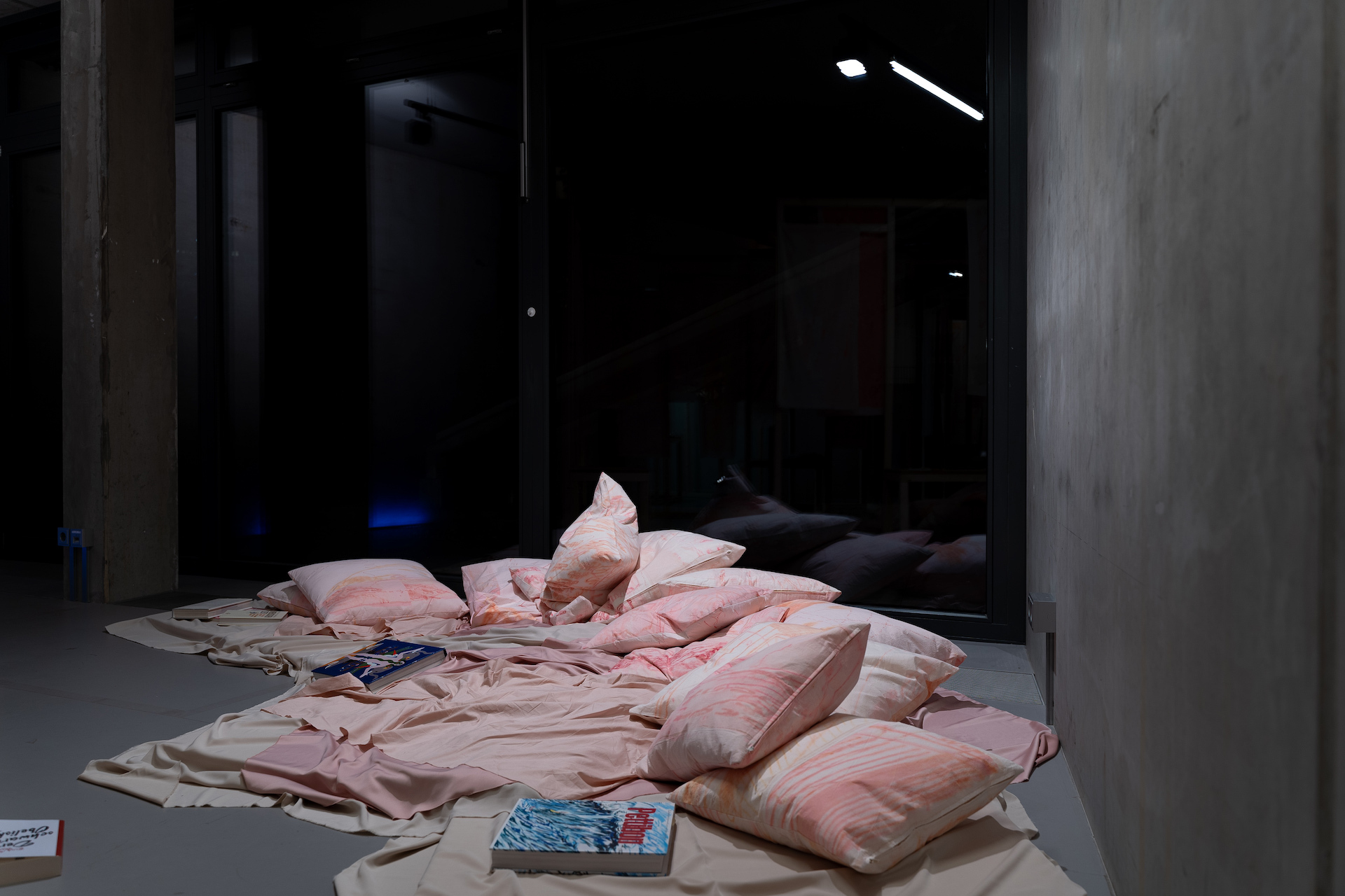Aus: Zimmer Nr. 3 (There Is Nothing But Time Time), 2022, exhibition view, feldünf, Berlin