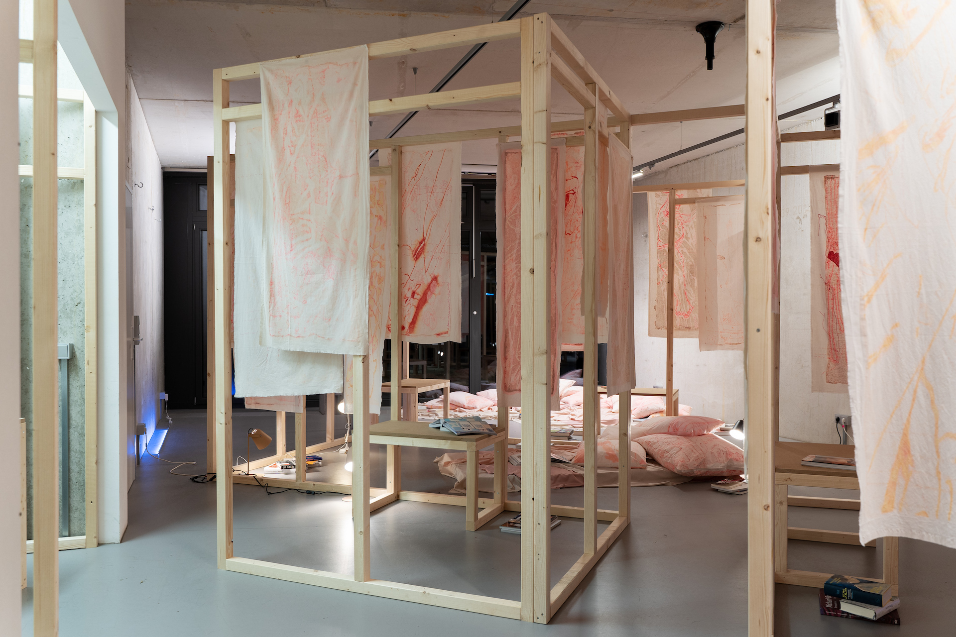 Aus: Zimmer Nr. 3 (There Is Nothing But Time Time), 2022, exhibition view, feldÃ¼nf, Berlin