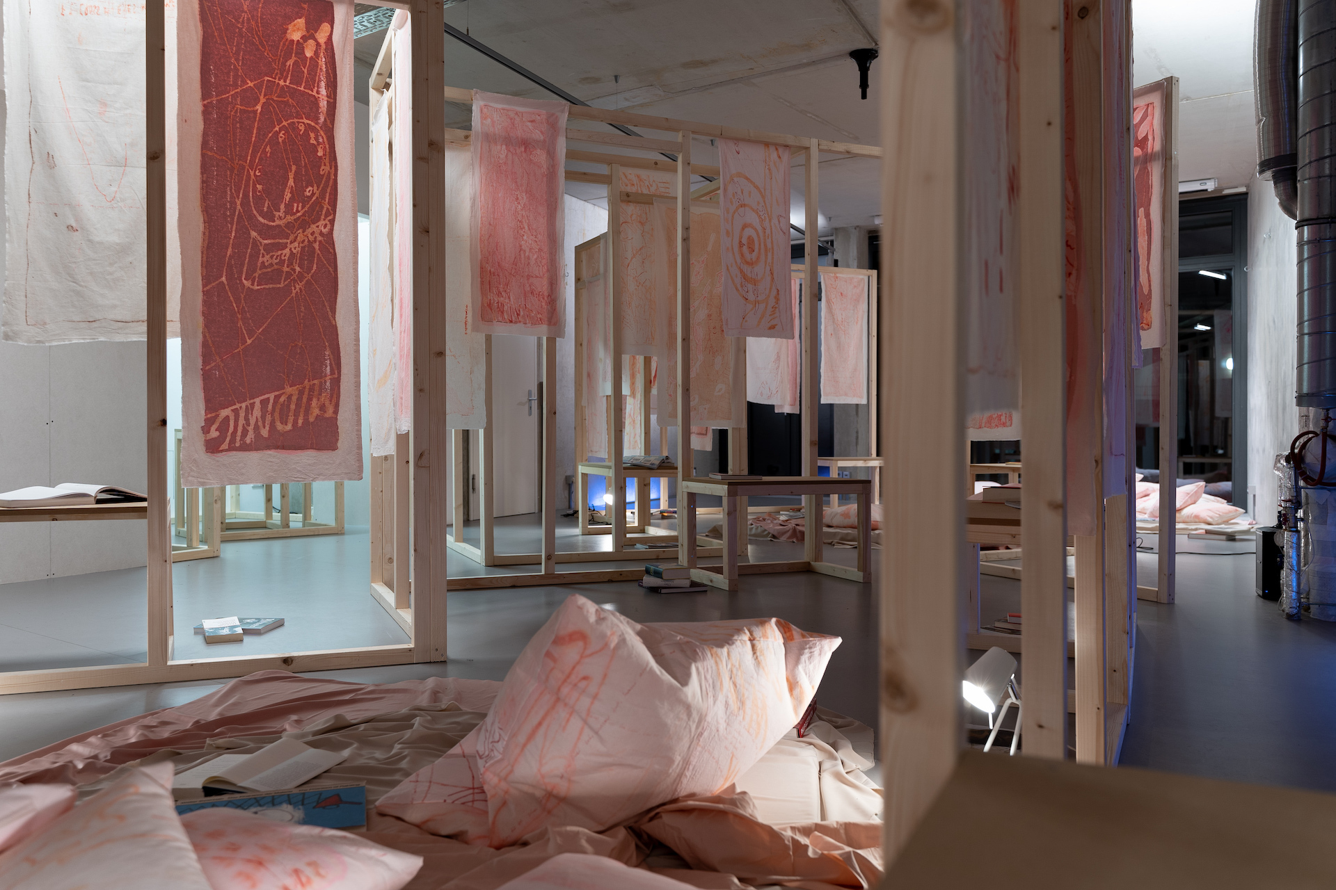 Aus: Zimmer Nr. 3 (There Is Nothing But Time Time), 2022, exhibition view, feldünf, Berlin