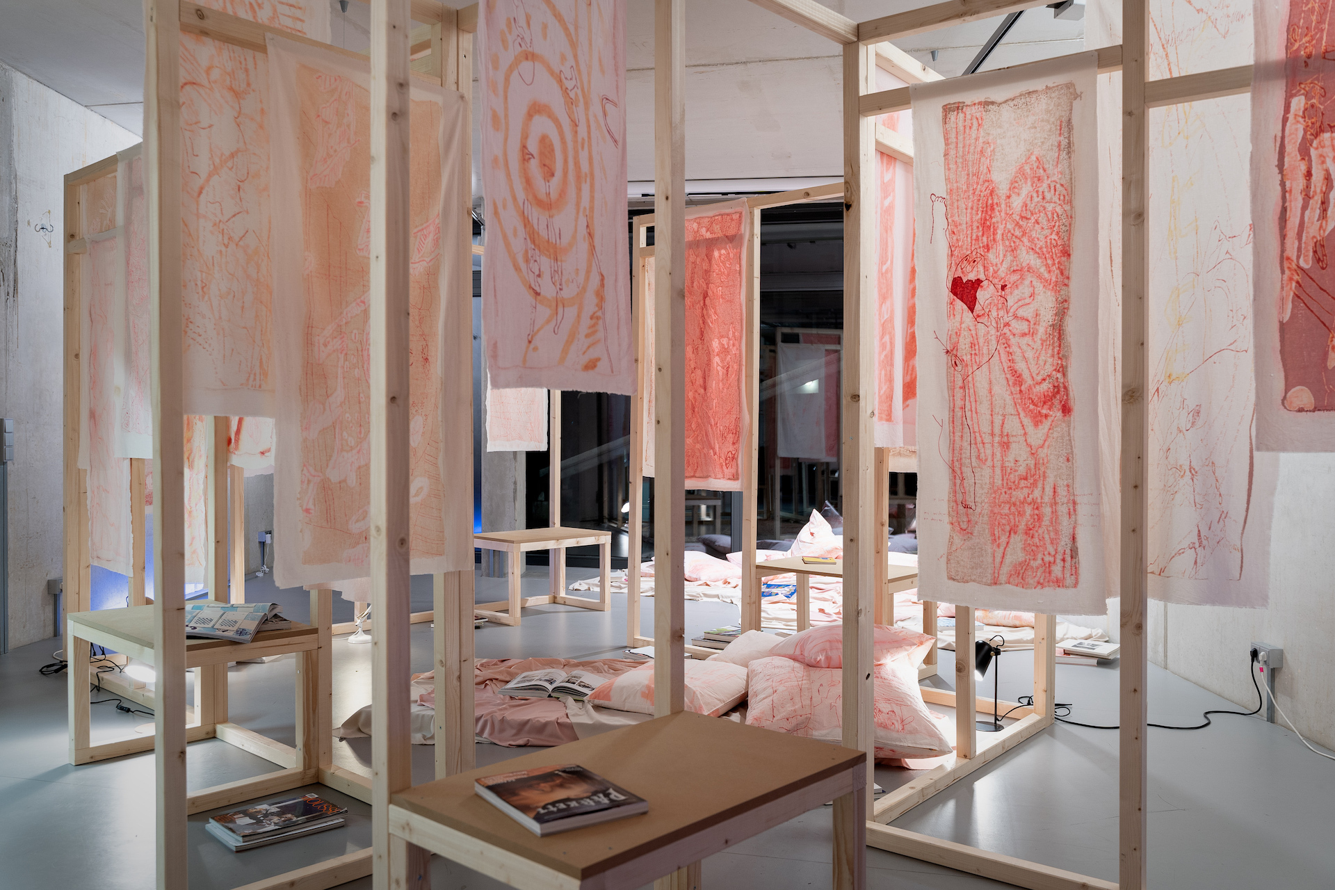 Aus: Zimmer Nr. 3 (There Is Nothing But Time Time), 2022, exhibition view, feldünf, Berlin