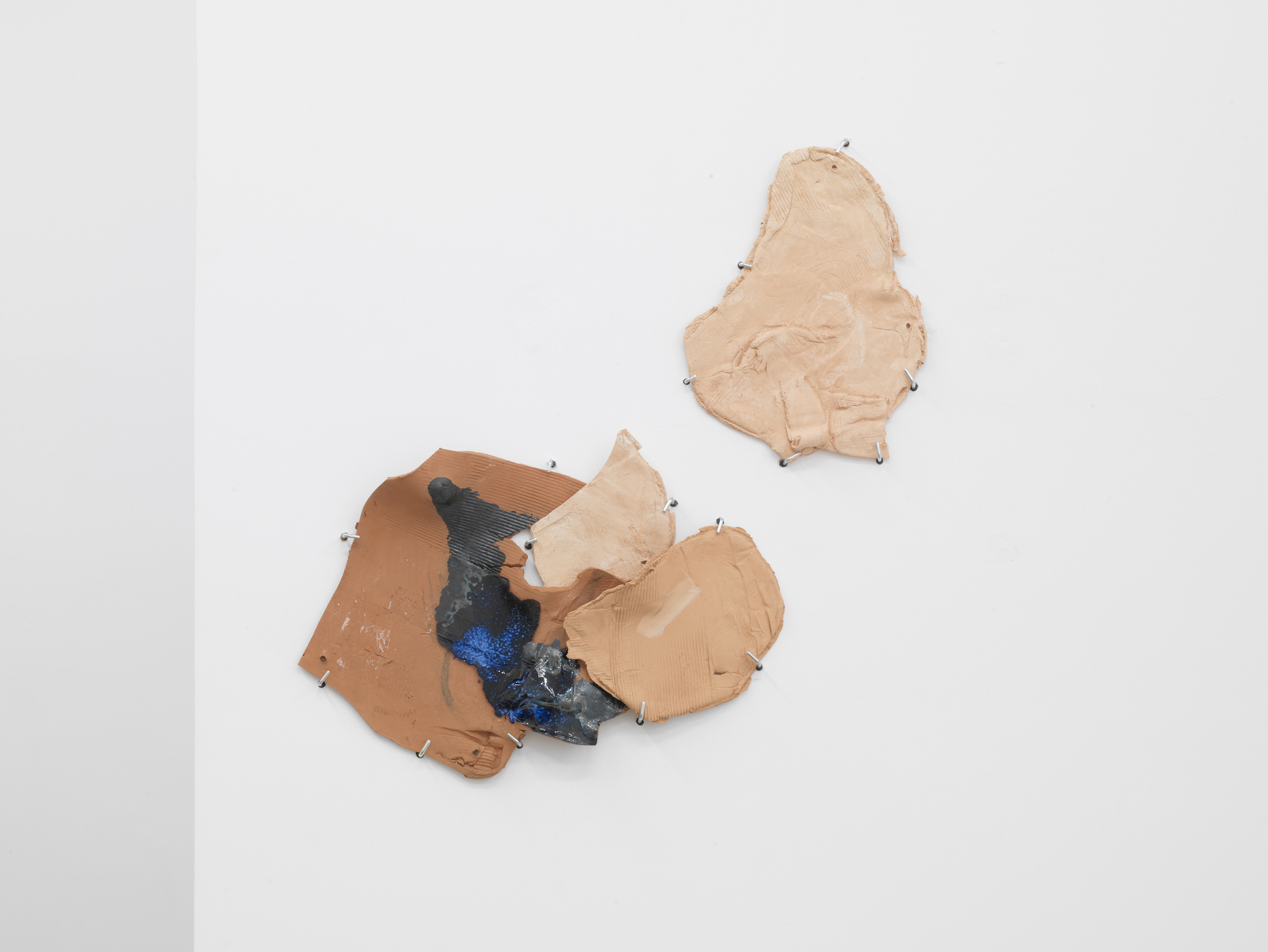09_callirrhoe_Valinia Svoronou_Cardboard Envelope Folds II, 2022, Ceramic, glazed, 72 x 69 x 7 cm, Unique, courtesy the artist and Callirrhoë, Athens_© Stathis Mamalakis