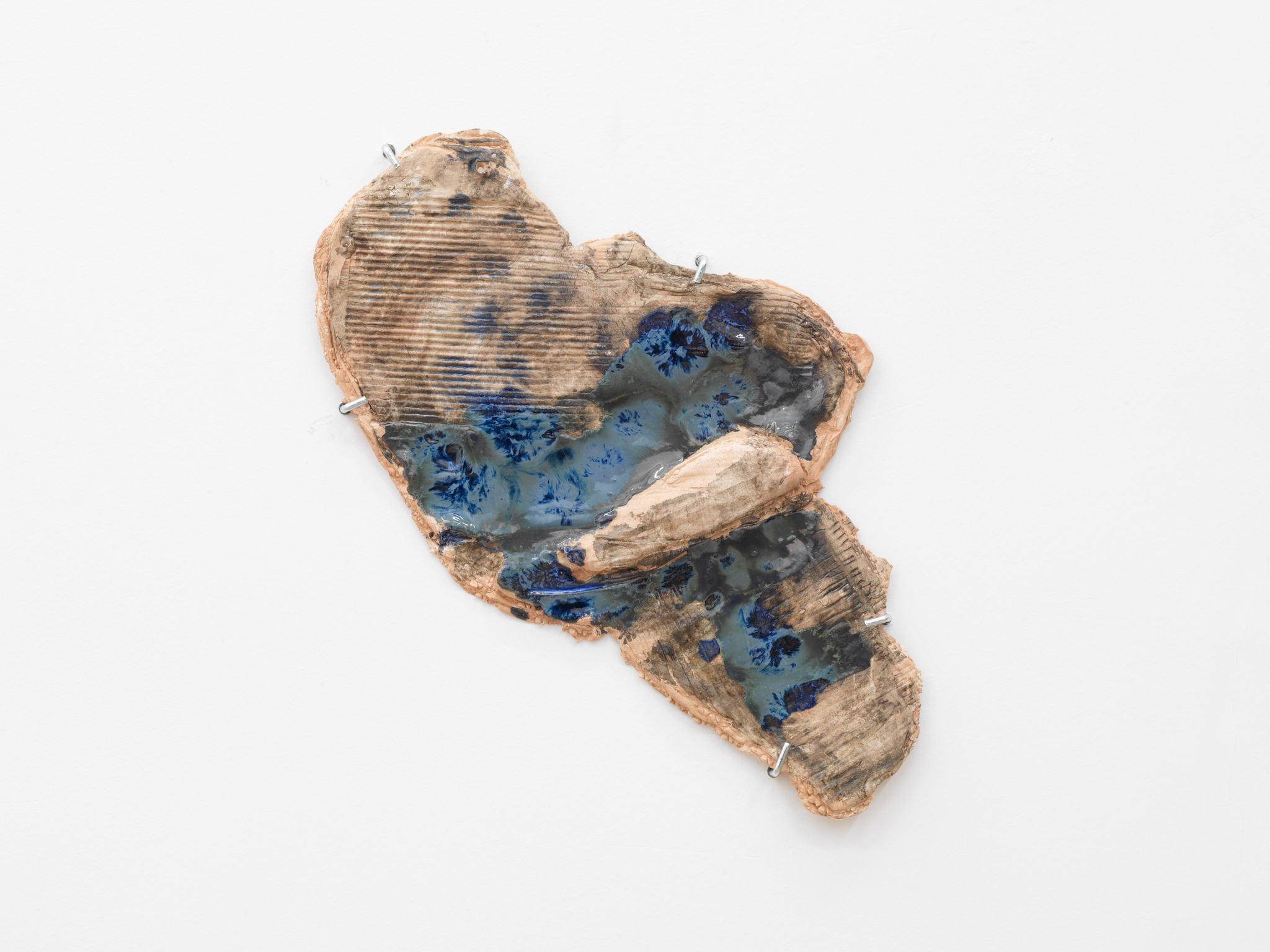 16_callirrhoe_Valinia Svoronou_Cardboard Envelope Folds I, 2022, Ceramic, glazed, 35 x 33 x 3 cm, Unique, courtesy the artist and Callirrhoë, Athens_© Stathis Mamalakis