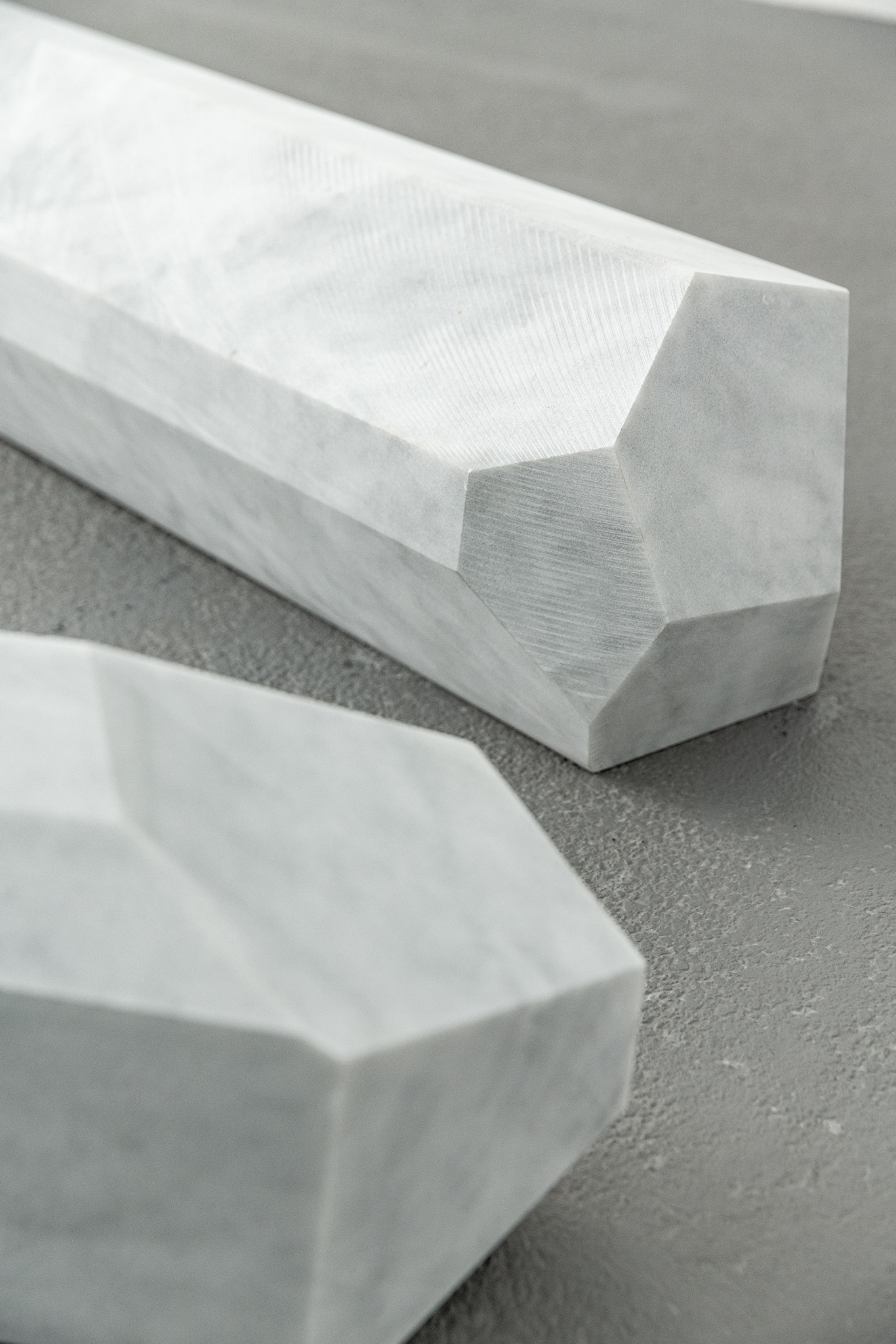 Lou Jaworski JET 001, 2022, Carrara white marble 3 parts, Ã˜25x203, Ã˜17x168, Ã˜20x82, Courtesy of max goelitz, Copyright of the artist, Photo: Dirk Tacke