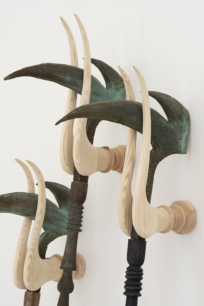 Emelie Sandström, "Mantis" (detail), 2022 (Bronze, pine, spruce, 133 x 43 x 36 cm).