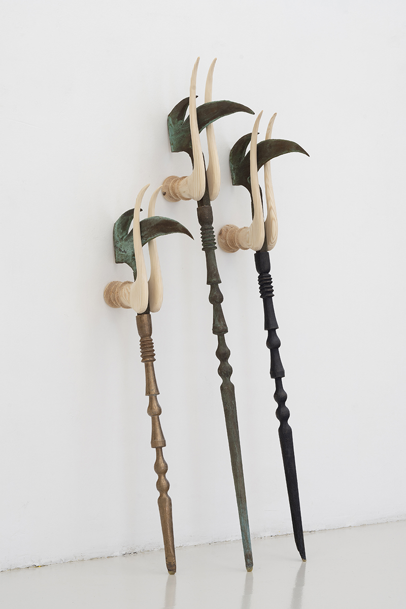 Emelie Sandström, "Mantis", 2022 (Bronze, pine, spruce, 133 x 43 x 36 cm).