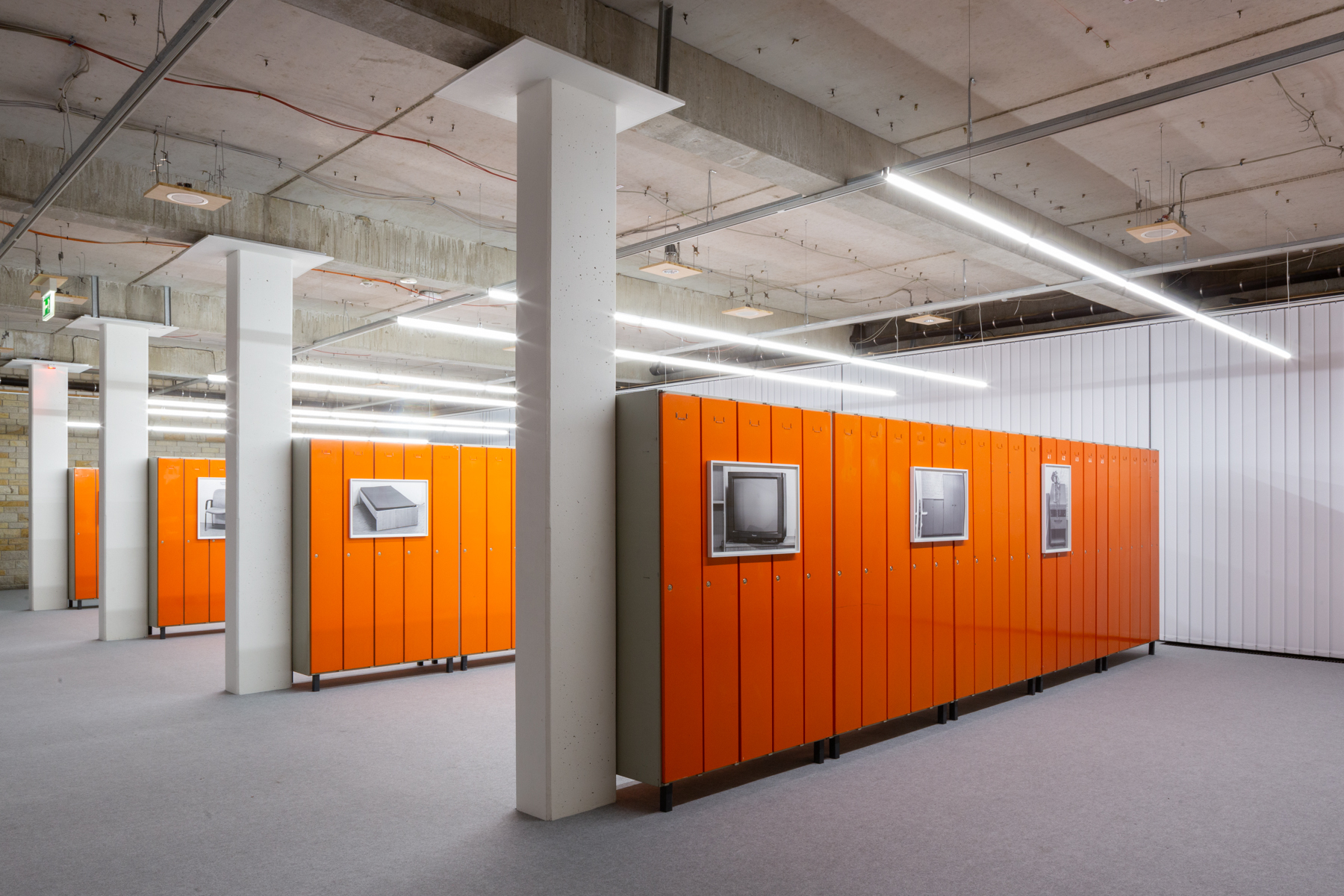 Andrzej Steinbach, Verschont mein Haus, zündet andere an, installation view Kunsthalle Osnabrück, 2022. Photo: Lucie Marsmann