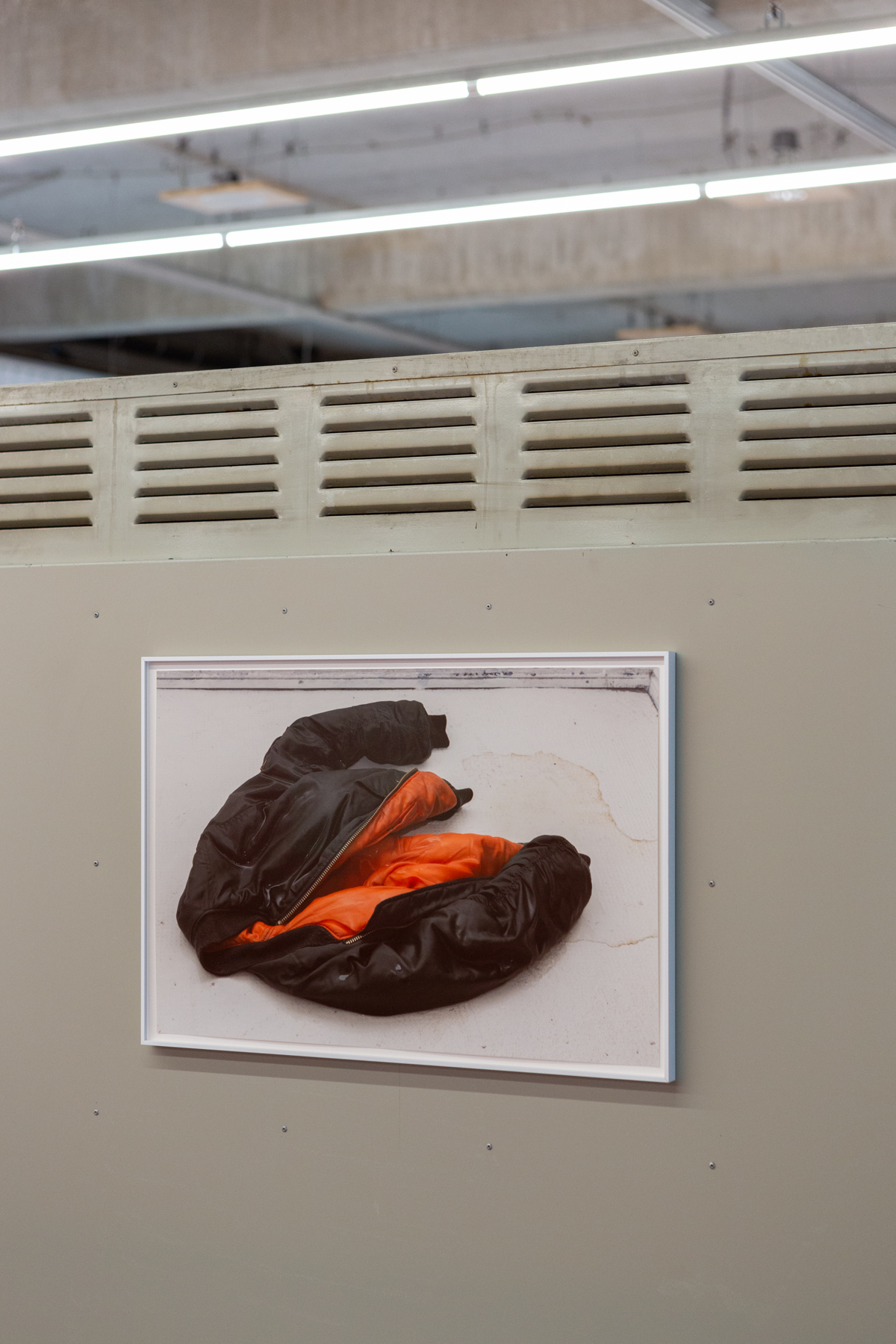 Andrzej Steinbach, Verschont mein Haus, zündet andere an, installation view Kunsthalle Osnabrück, 2022. Photo: Lucie Marsmann