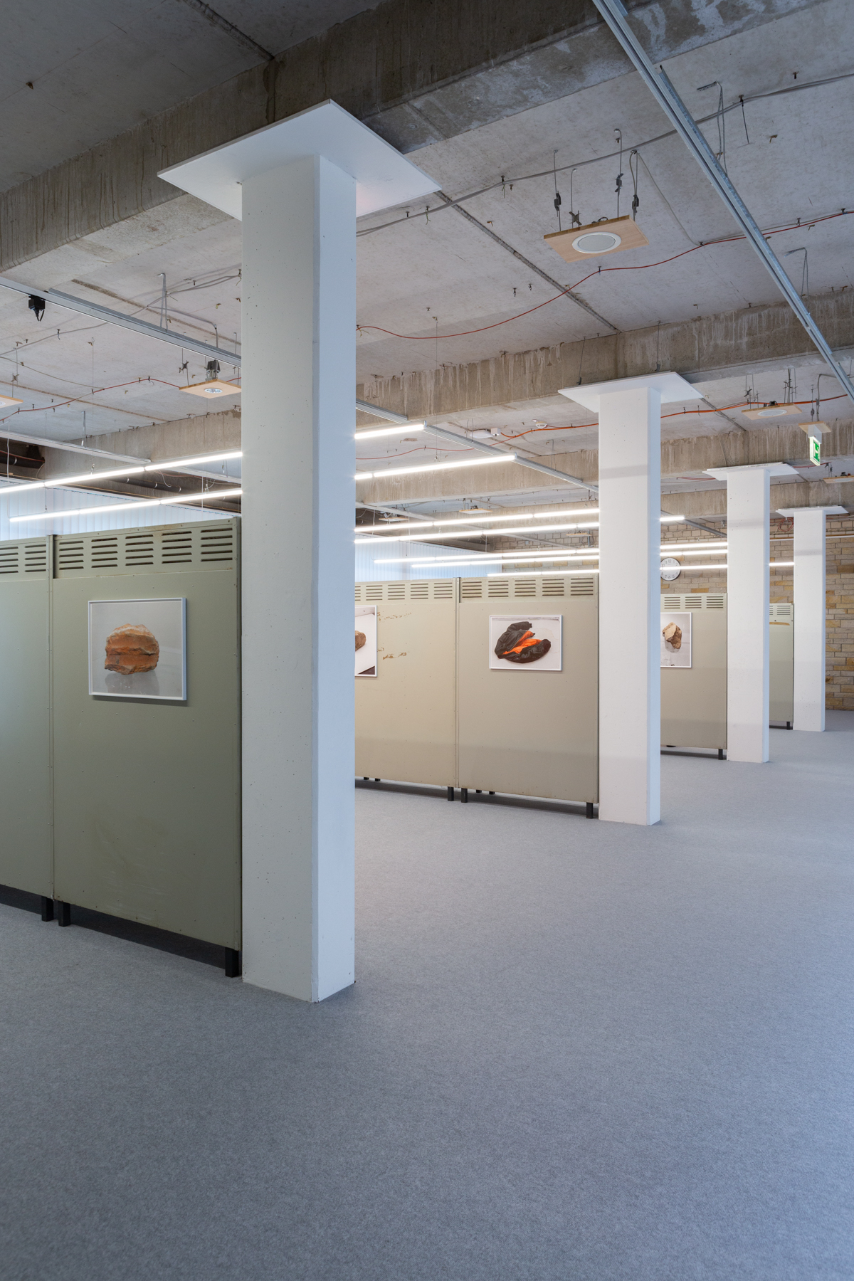 Andrzej Steinbach, Verschont mein Haus, zündet andere an, installation view Kunsthalle Osnabrück, 2022. Photo: Lucie Marsmann