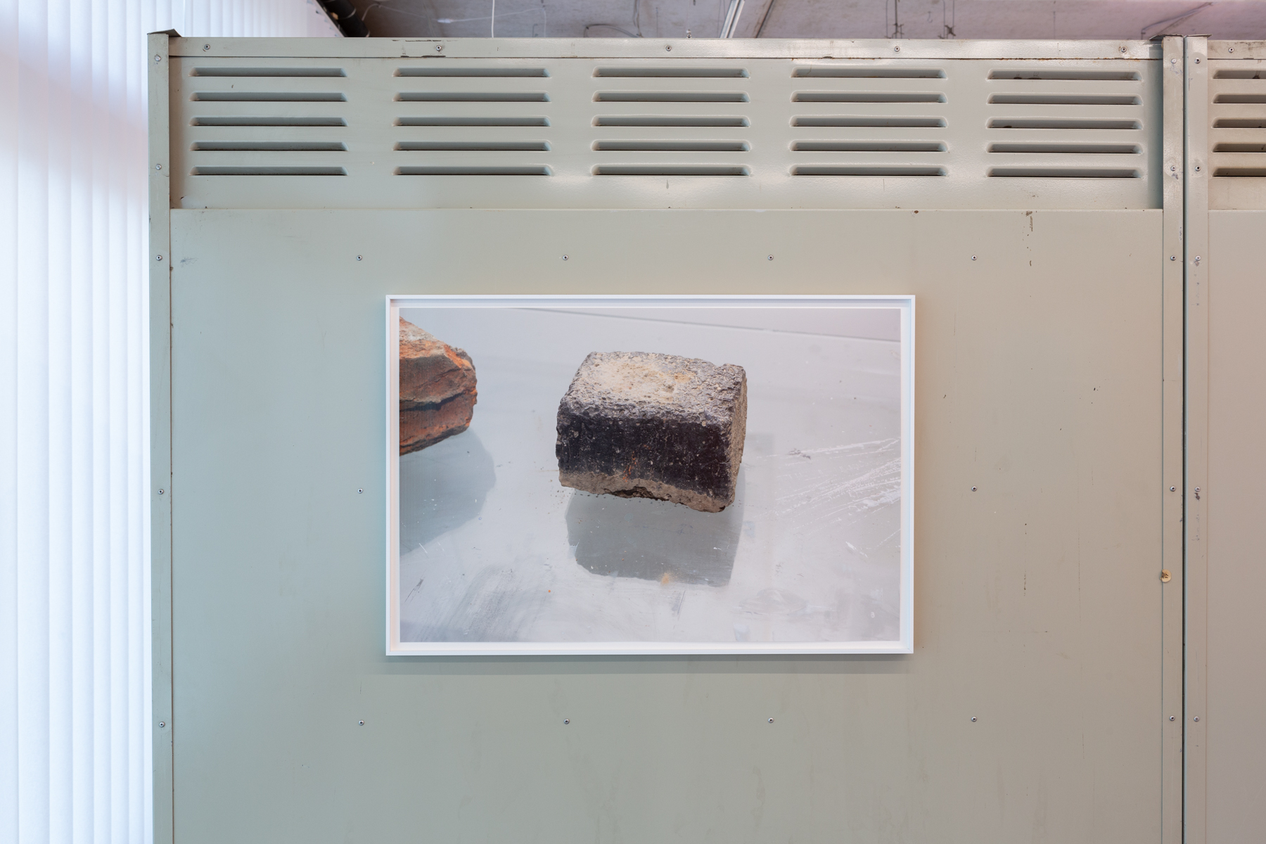 Andrzej Steinbach, Verschont mein Haus, zündet andere an, installation view Kunsthalle Osnabrück, 2022. Photo: Lucie Marsmann
