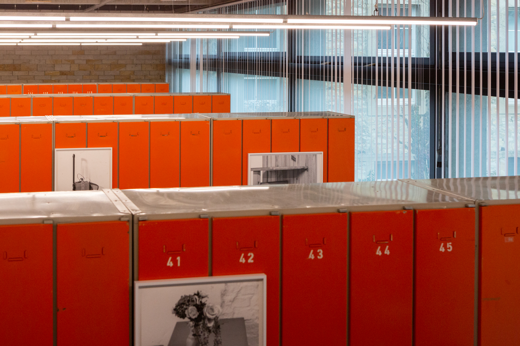 Andrzej Steinbach, Verschont mein Haus, zündet andere an, installation view Kunsthalle Osnabrück, 2022. Photo: Lucie Marsmann