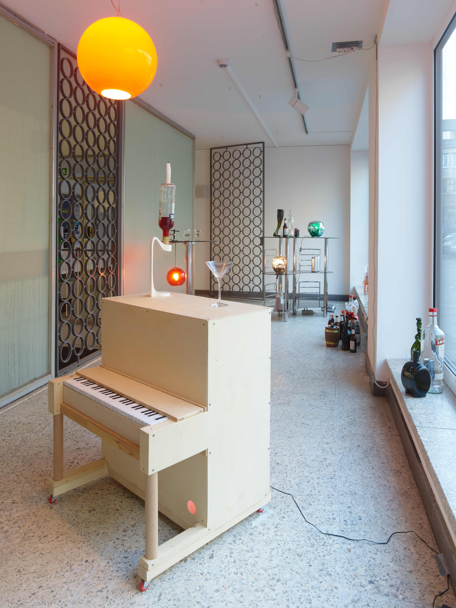 Pablo Schlumberger, dunkel, summt der Bieber, 70x70x40 cm, 2022