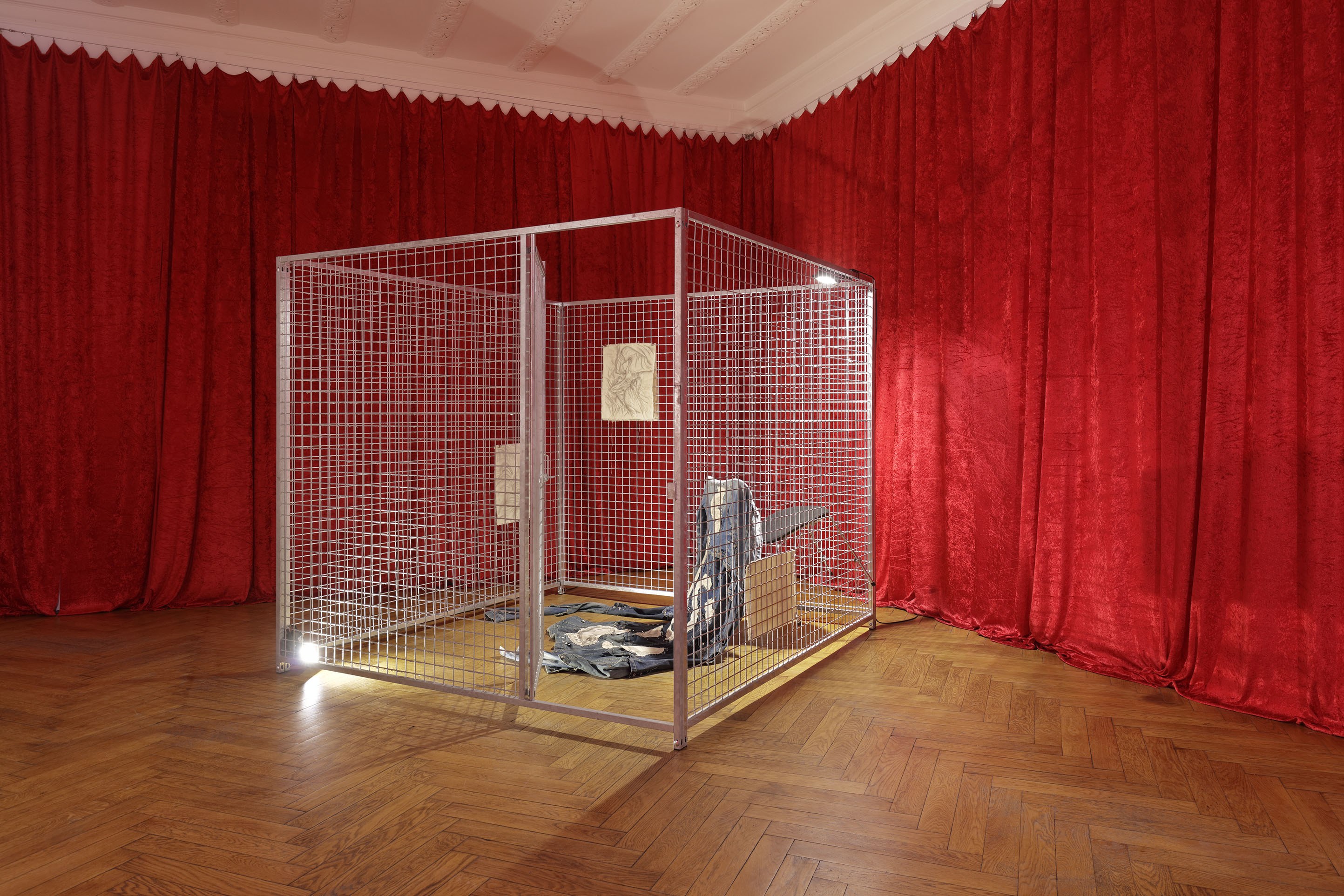 Rebekka Benzenberg, gossip girl, 2022, mixed media installation, 185 × 200 × 200 cm