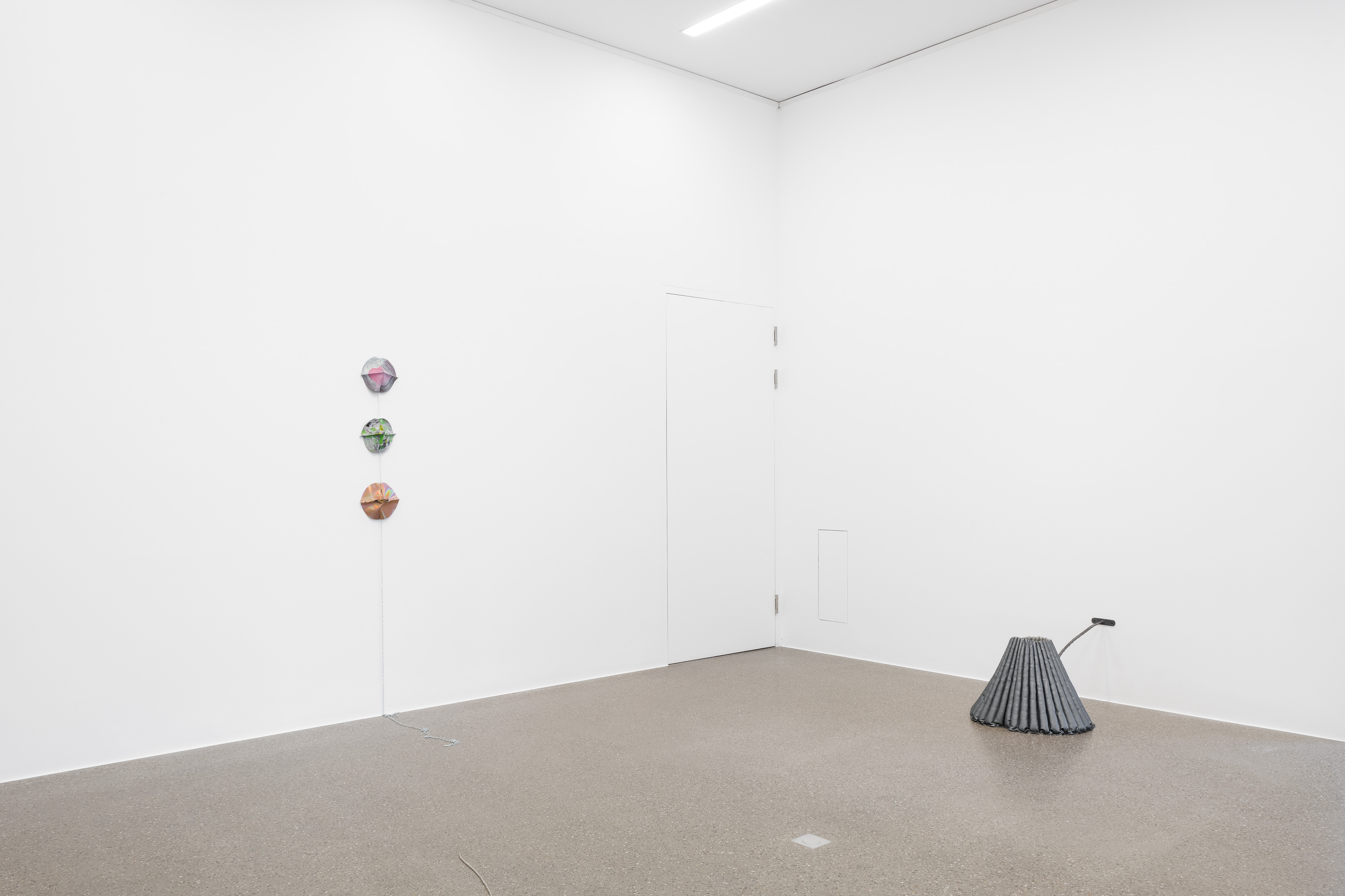 Installation view "Kate Mackeson. Antechamber" at Museum Folkwang, Essen (Germany) (26.11.2022-15.11.2023), Courtesy of the artist and Sundy, London, © Kate Mackeson, Photo: Samuel Solazzo