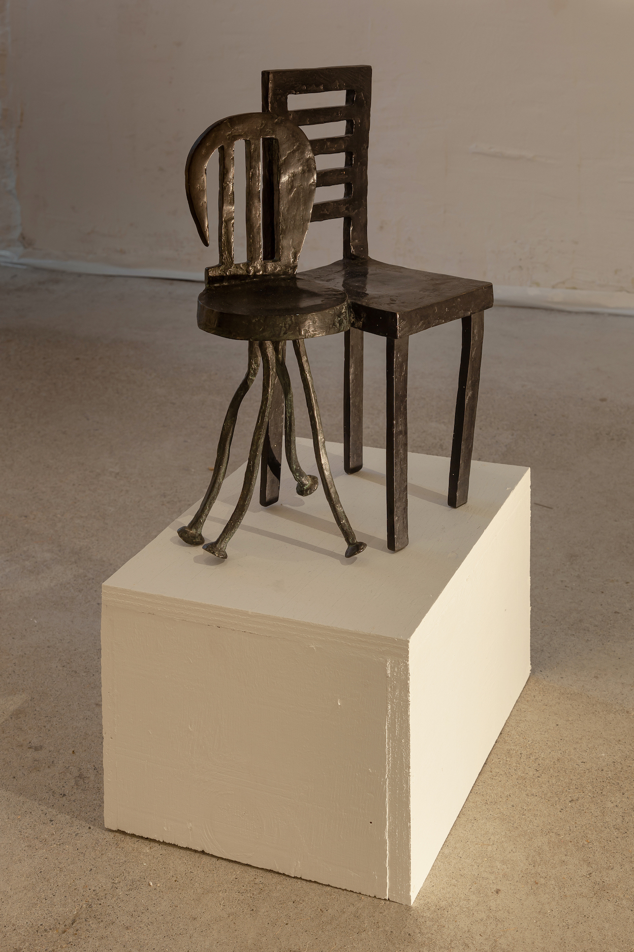 Agnès Racine, Les chaises amoureuses, 1990, bronze, 27 x 44 x 17 cm, unique.  