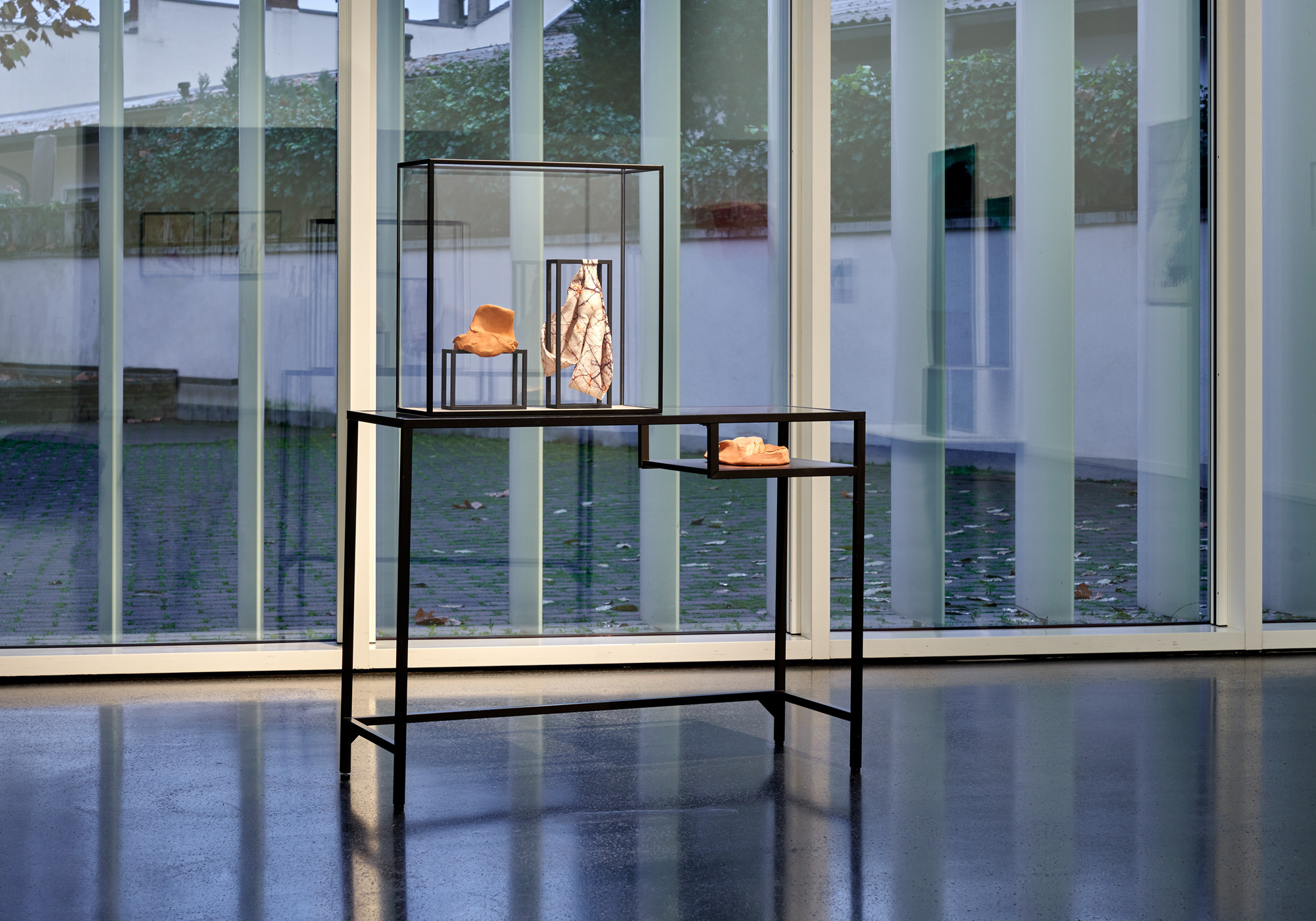 Yvonne Roeb, Weltinnenraum II, 2022, installation view Kunsthaus Wiesbaden, 2022, Courtesy the artist, Â©Hessische Kulturstiftung, photo: Jens Gerber