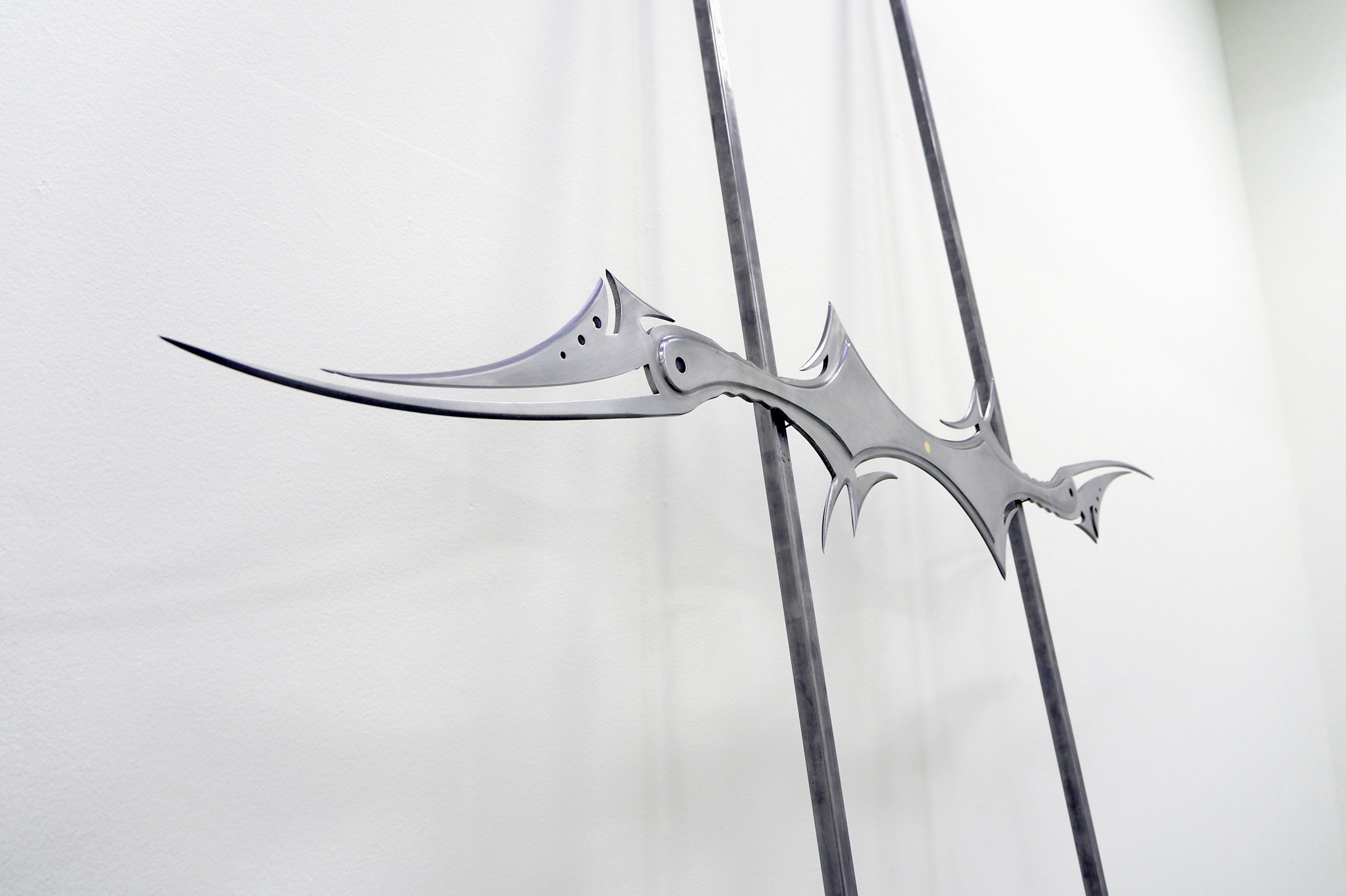 'Pose #9.2', steel, gold, 26 x 164cm, 5.7kg, 2022 (Collaboration with Iwan Boverhof)