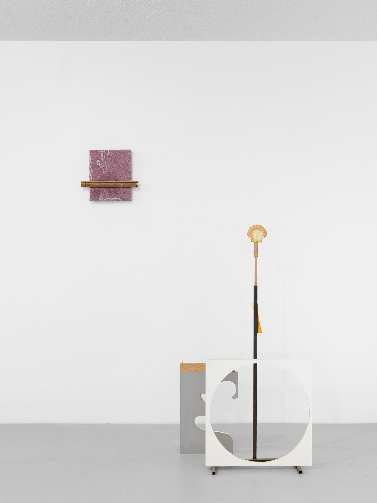 On the left La signature Towel, wood, screw, marble. 36x40x5cm 2022 On the right L’ embarras du choix Variable dimensions Wood, lacquer, steel, card, shell. 2023