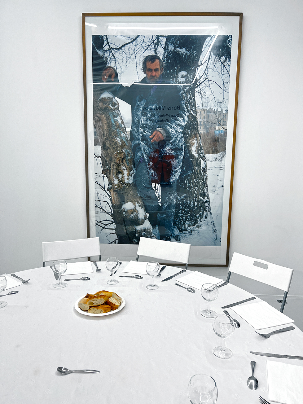 JUERGEN TELLER Boris Mikhailov dinner at Suzanne Tarasieve's, Paris 2022, 2022 Giclee Print 203,2 x 152,4 cm Ed. 1/3 Courtesy Christine König Galerie, Vienna and the artist