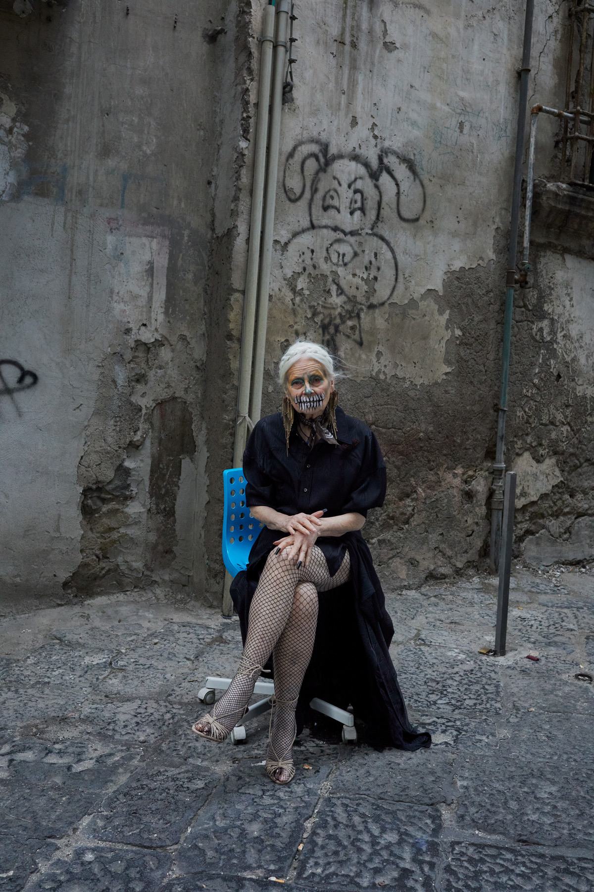 JUERGEN TELLER Vivienne Westwood, Spring Summer 2022 campaign, Naples 2021, 2021 Giclee Print 228,6 x 152,4 cm Ed. 1/3 Courtesy Christine König Galerie, Vienna and the artist