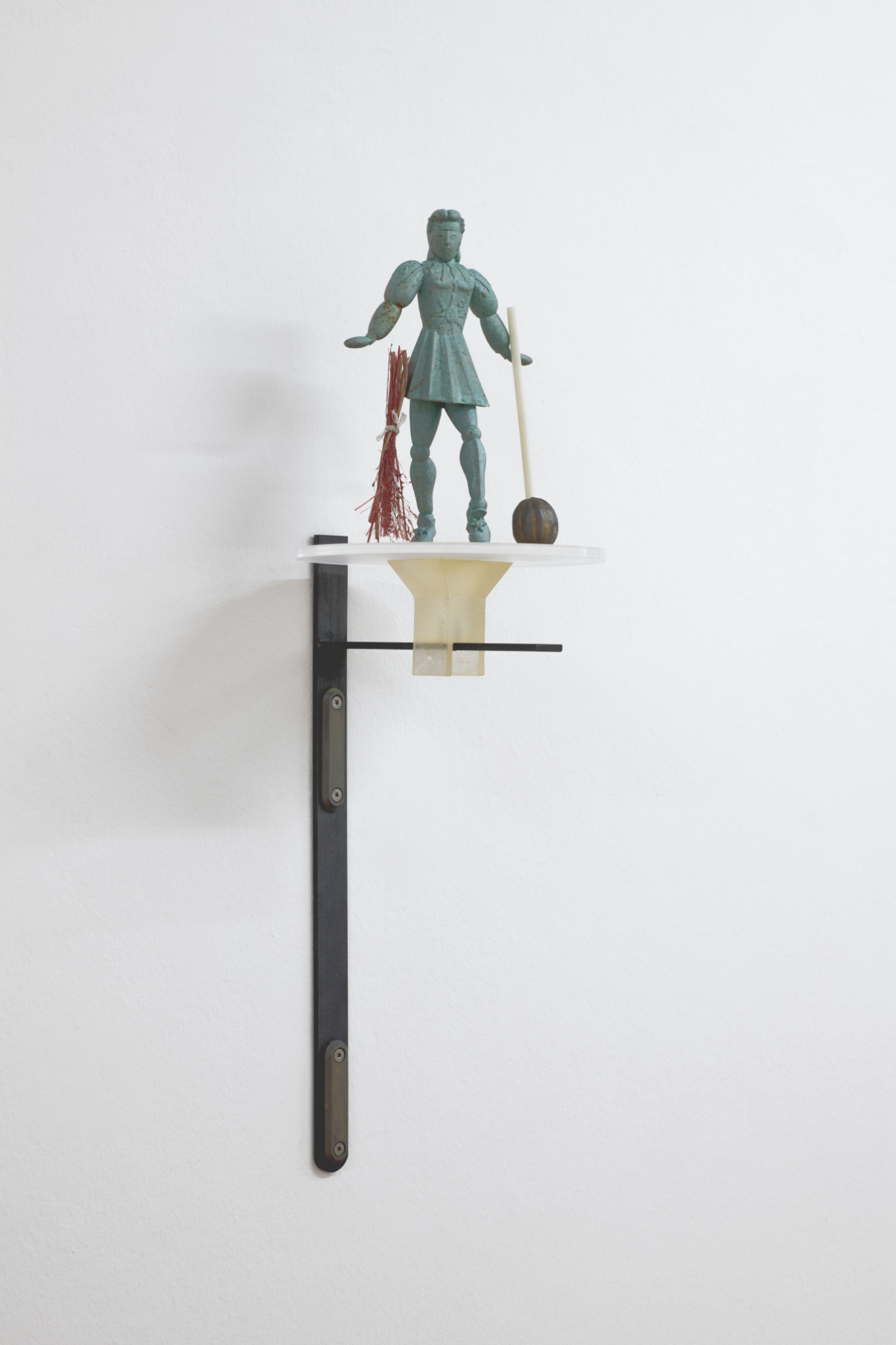 Wieland Schönfelder, Le Roi Danse, 2022, steel, cast resin, plastic, dried lemon, grass
