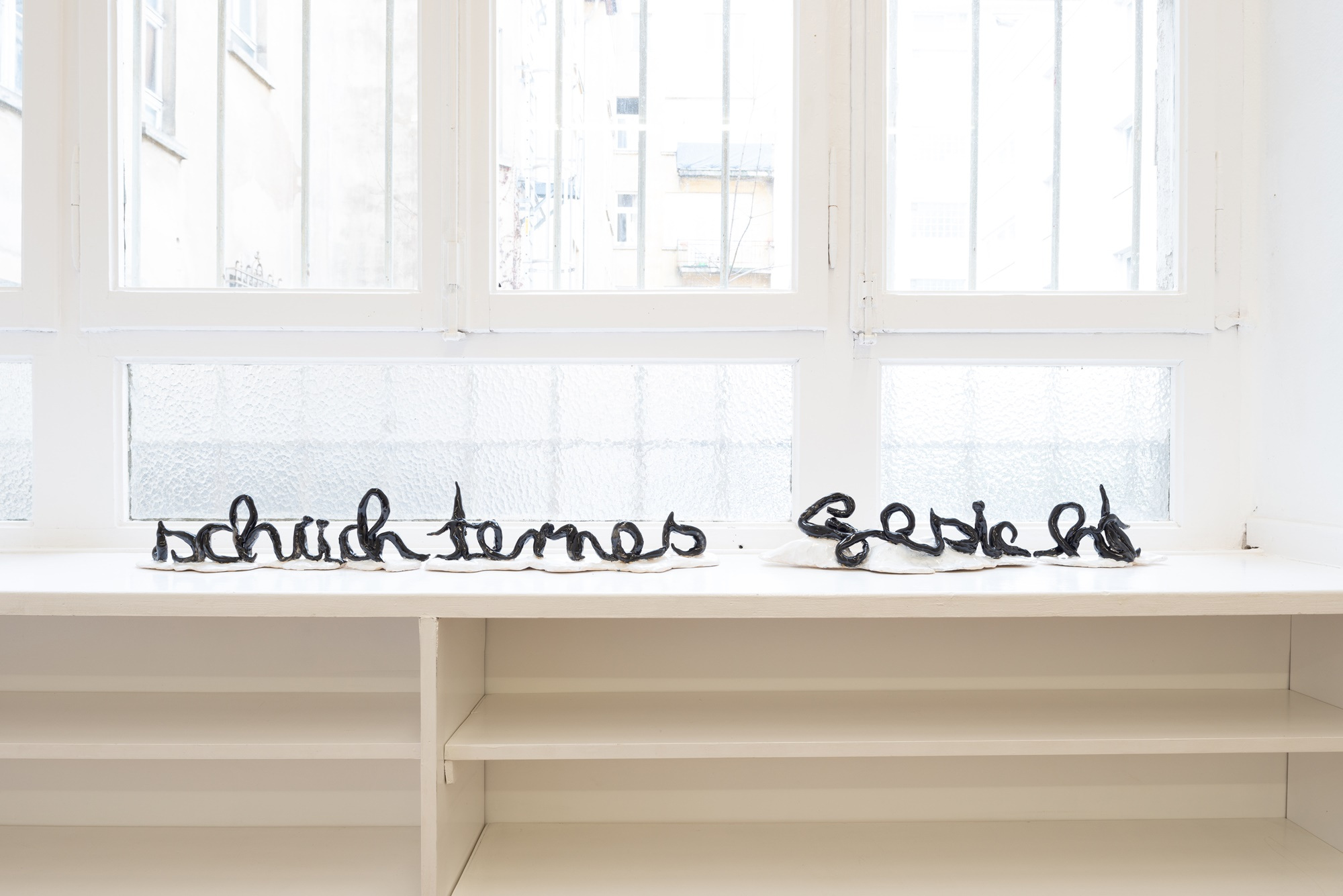 Nschotschi Haslinger, SchĂŒchternes Gesicht, 2023, glazed ceramic, 13 x 11 x 40 cm © the artist photo: Bernhard Adams