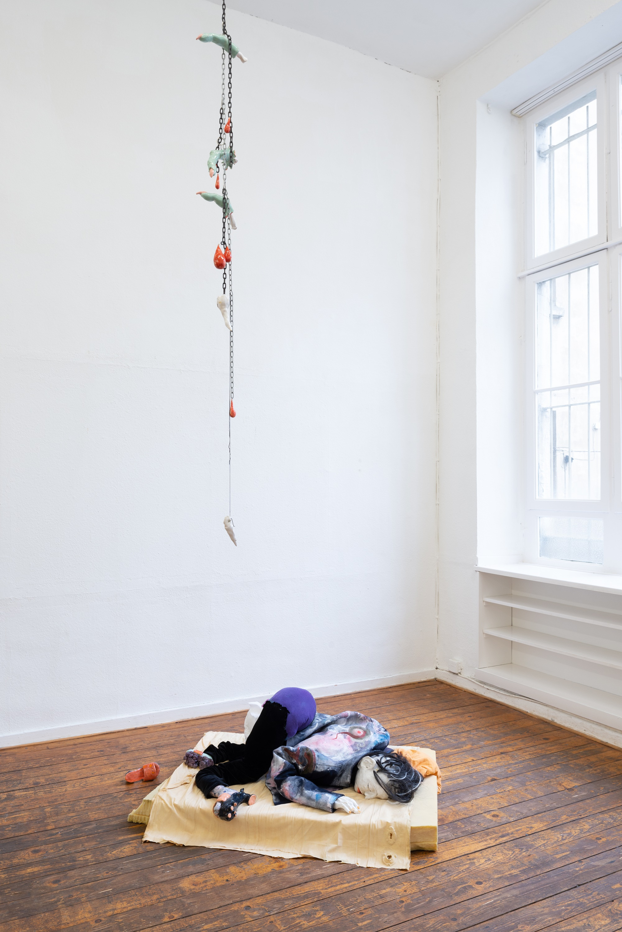 Nschotschi Haslinger, Finger, Blut, ZÀhne, 2020, glazed ceramic, dimensions variable & Bett 5, 2023, mixed media, 37 x 80 x 59 cm © the artist photo: Bernhard Adams