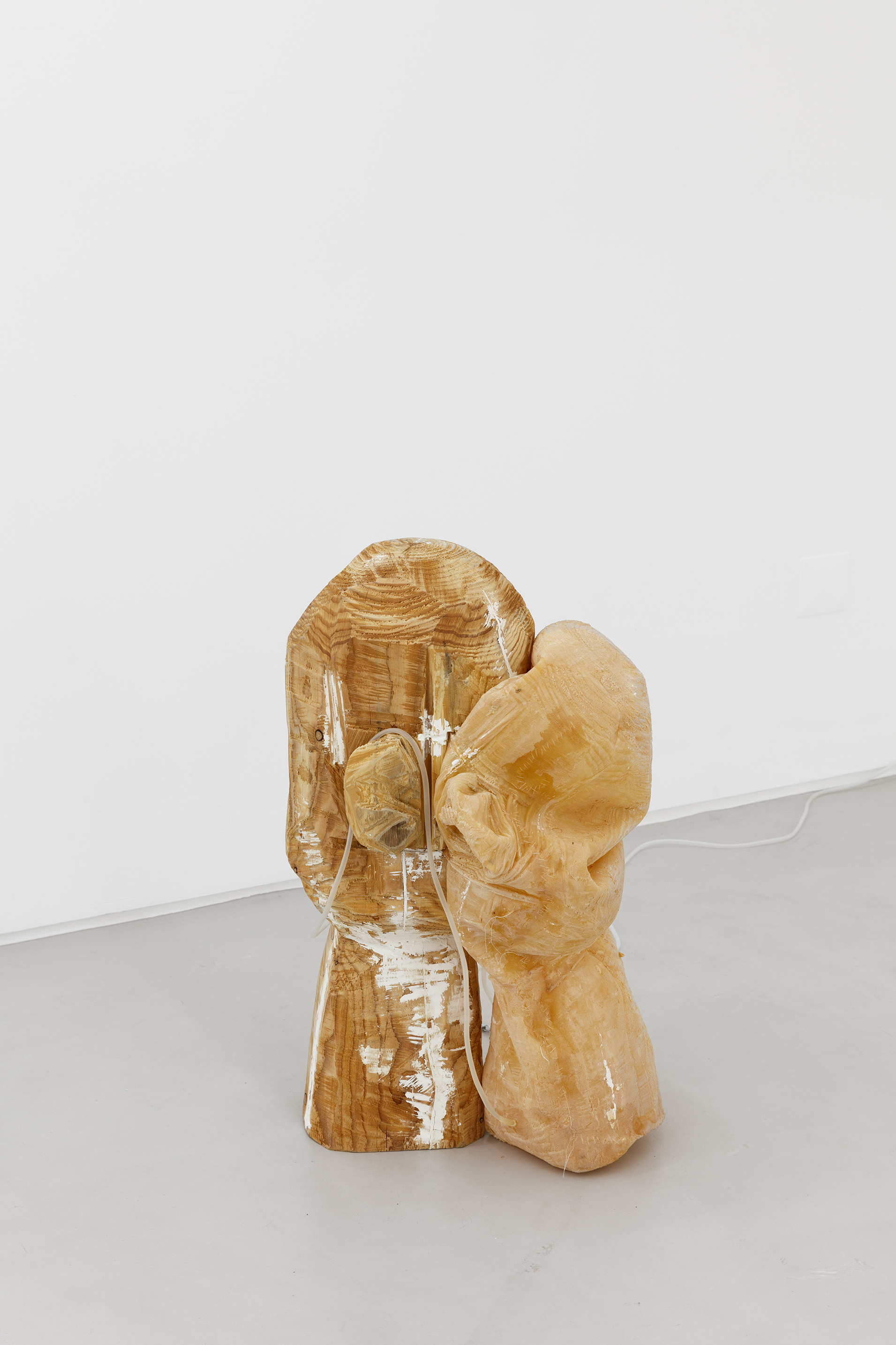 Kiss, 2022, Manon Harrois, Latex, solid wood, air pump, tubes, variable dimensions (Manon Harrois @manonharrois)