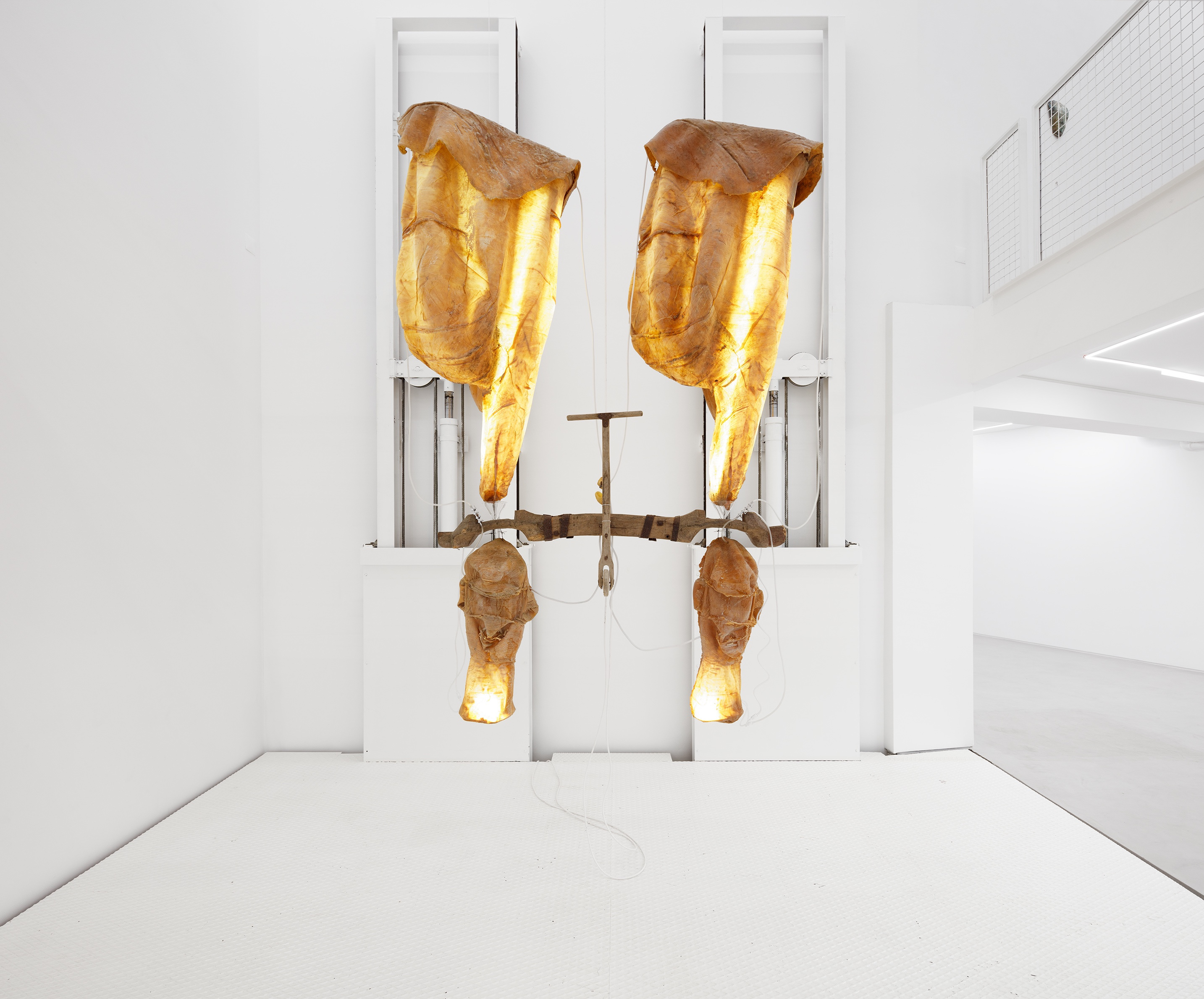 Clepsydre, 2022, Manon Harrois, Latex, solid wood, ropes, water pump, air pump, light, water, pipes, variable dimensions (Manon Harrois @manonharrois)