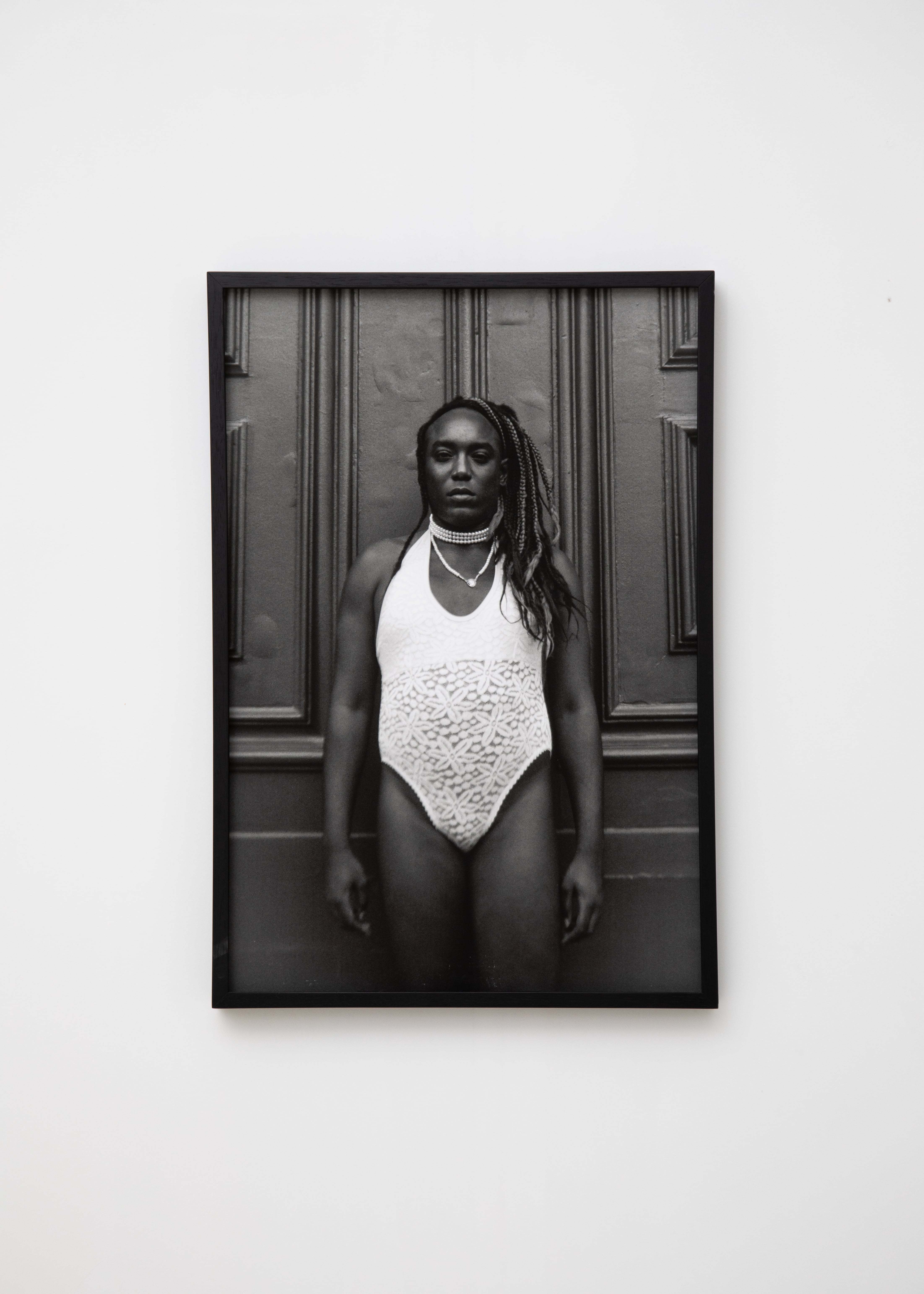RAINHA F. ENLACE DE SOLITUDE, 2019. Photo performance; digital photography, printing on cotton paper with mineral pigment. 70 x 47 cm.