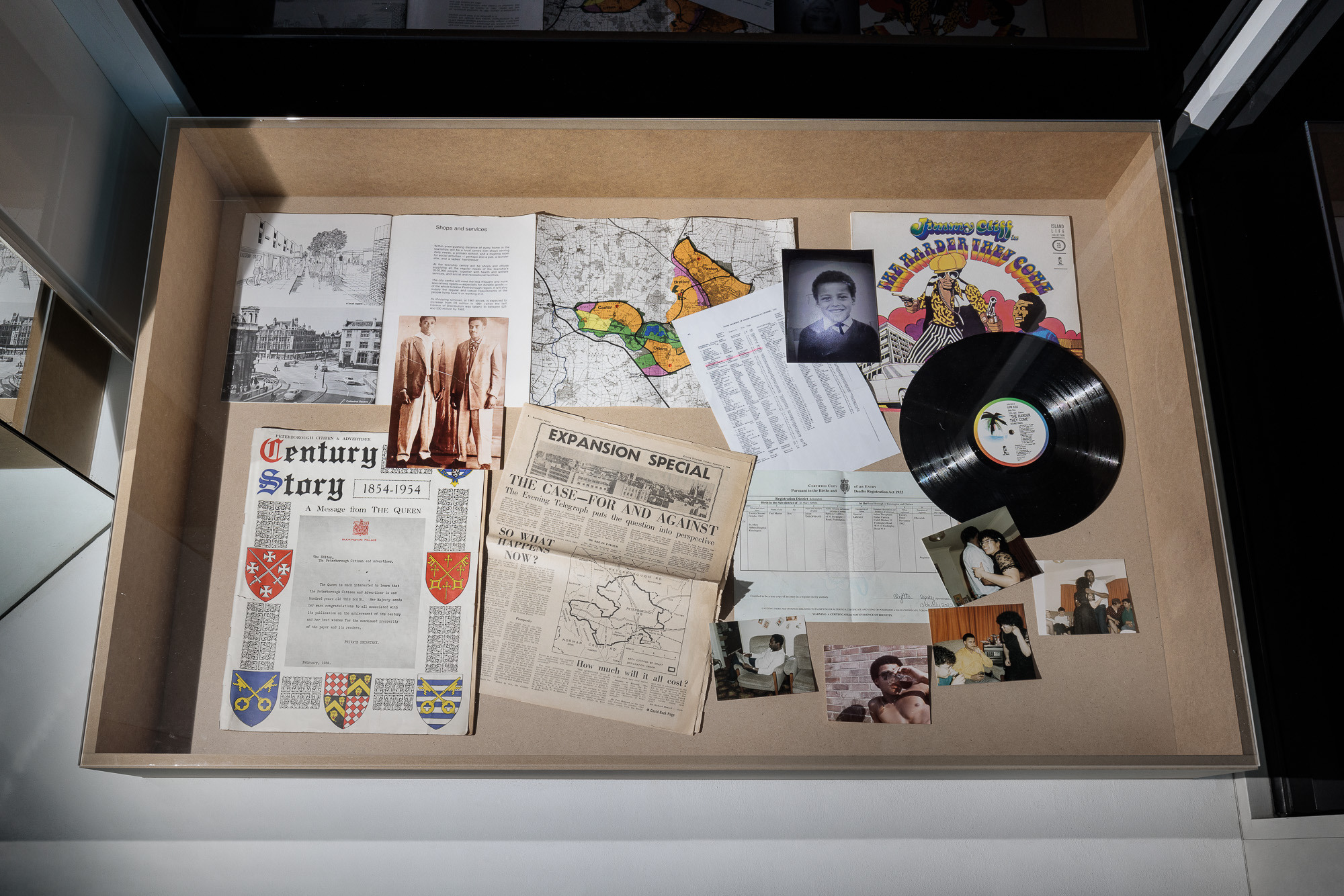 Rene Matić, New Town, vitrine 1, 2022, KUNSTVEREIN GARTENHAUS