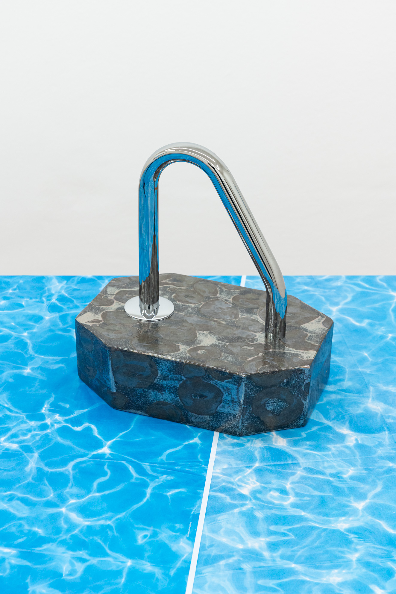 Judith Adelmann, "a bridge like that", 2023, glazed ceramic, chrome plated steel, 34 x 31 x 21,5 cm