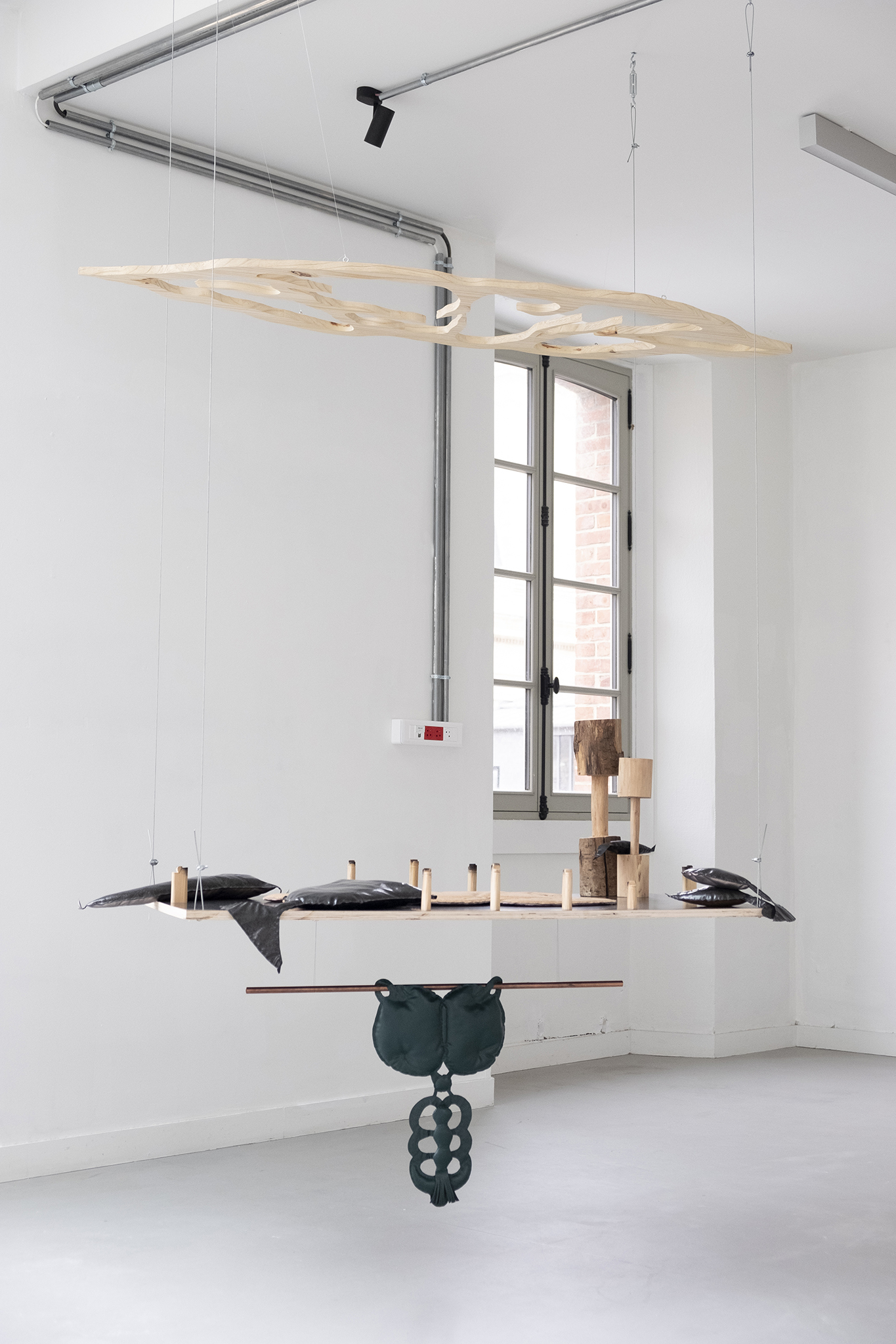 Marianne Dupain, Feux, wood, textil, copper pipe and mixed media, variable height x125x74cm, 2021