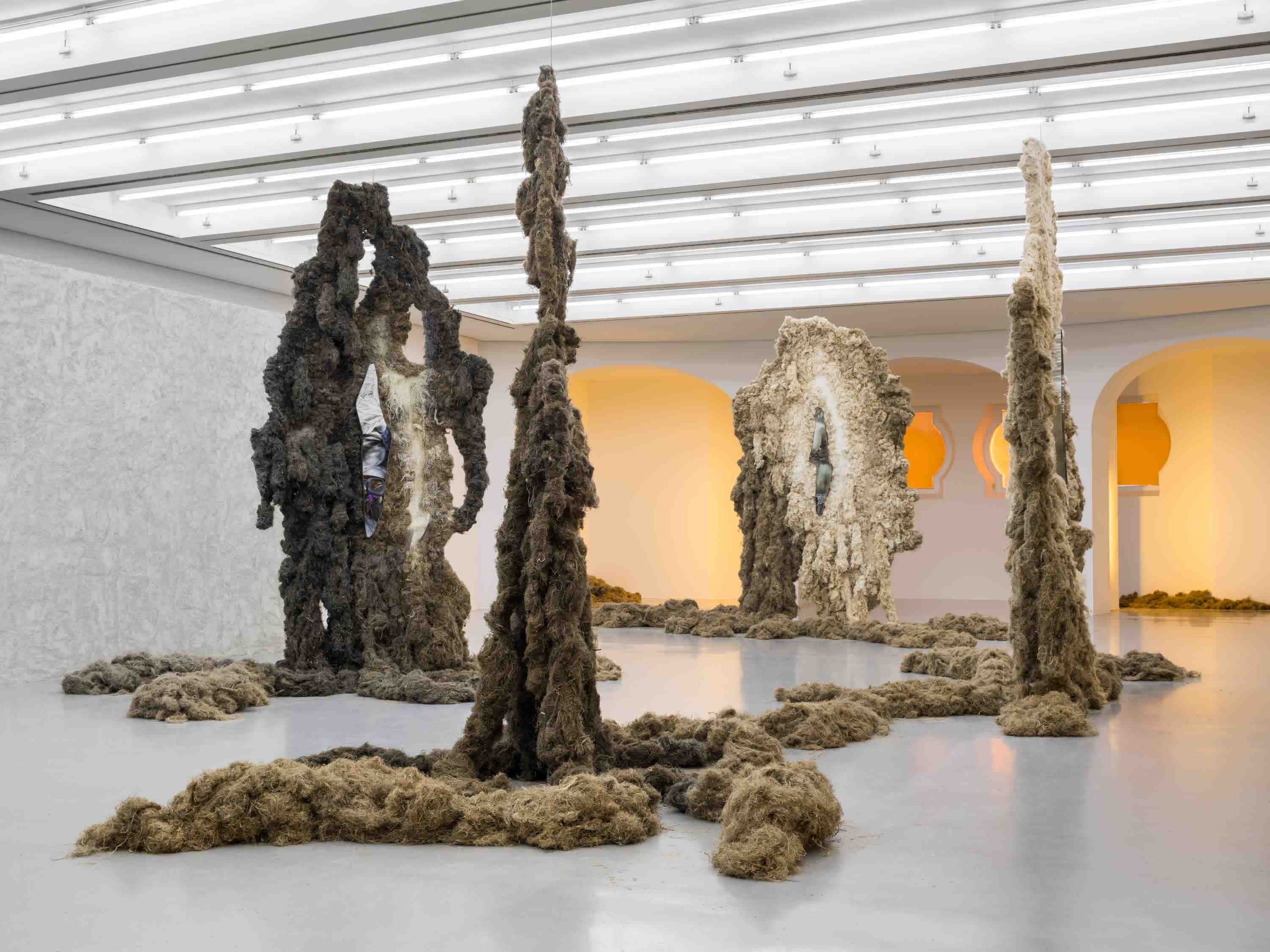 Klára Hosnedlová, To Infinity, 2023, Installationsansicht / Installation view, Kestner Gesellschaft, courtesy the artist, Kraupa-Tuskany Zeidler, Berlin, White Cube, London, Foto / Photo: Zdeněk Porcal – Studio Flusser