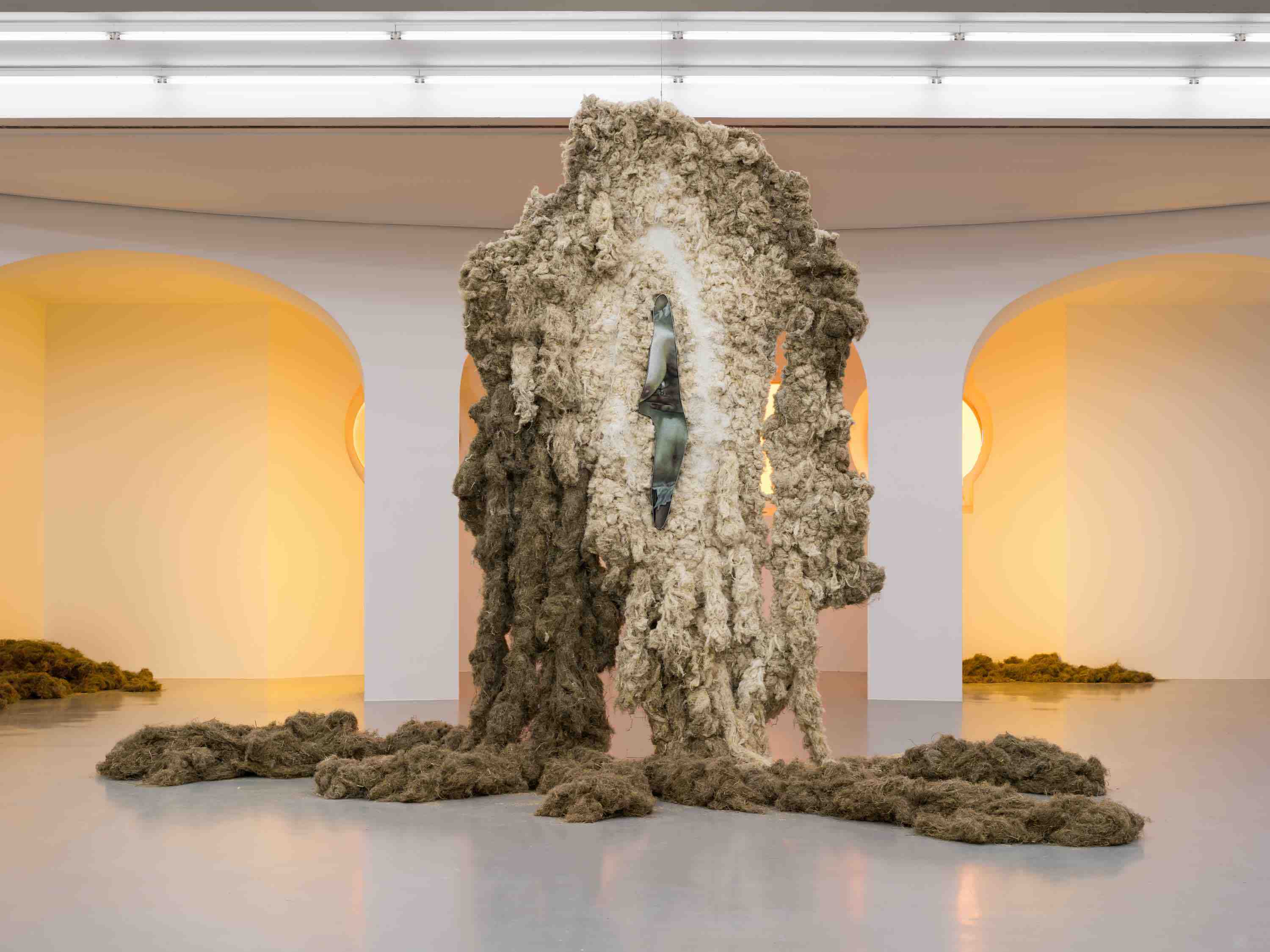 Klára Hosnedlová, To Infinity, 2023, Installationsansicht / Installation view, Kestner Gesellschaft, courtesy the artist, Kraupa-Tuskany Zeidler, Berlin, White Cube, London, Foto / Photo: Zdeněk Porcal – Studio Flusser