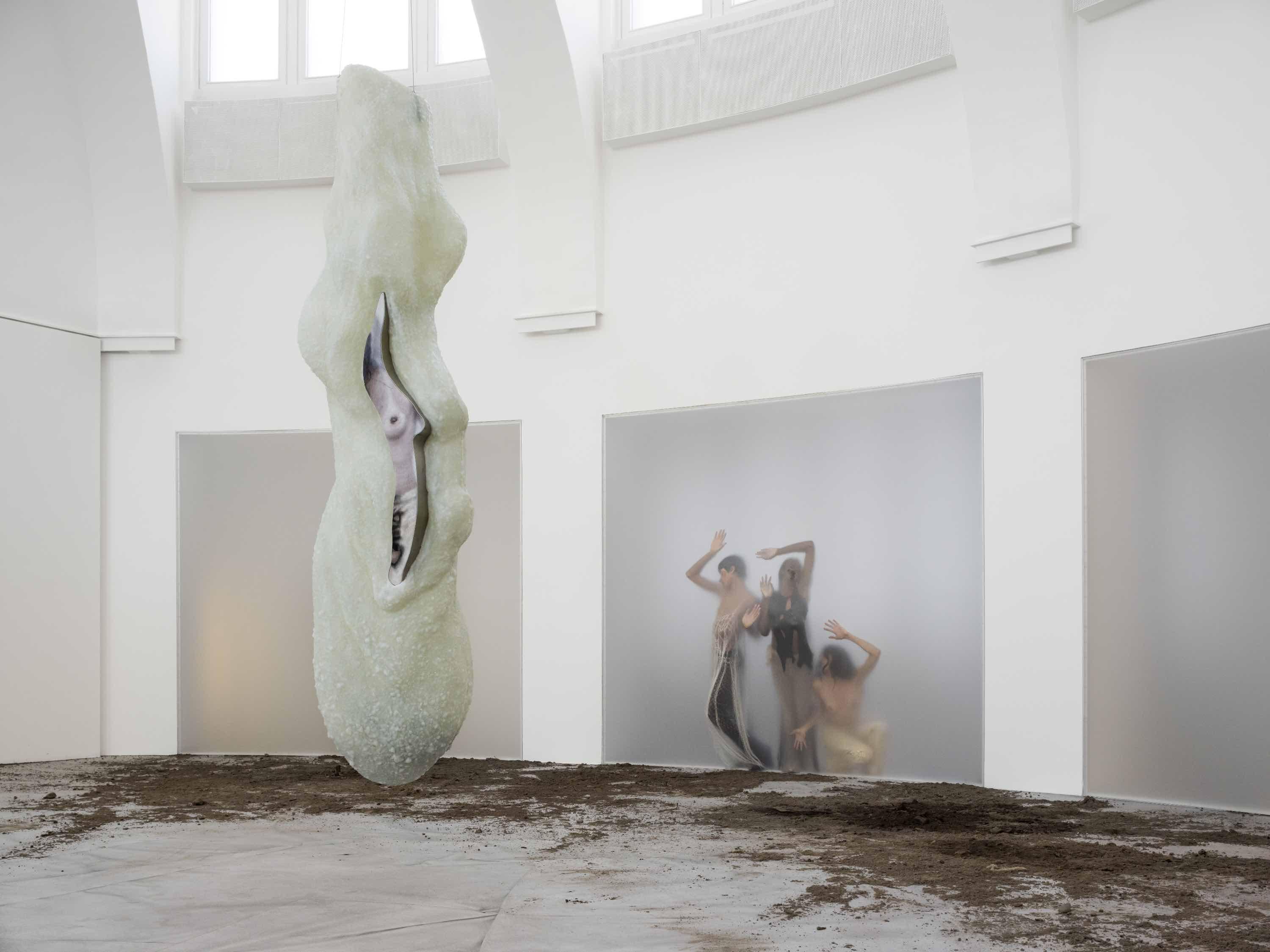 Klára Hosnedlová, To Infinity, 2023, Installationsansicht / Installation view, Kestner Gesellschaft, courtesy the artist, Kraupa-Tuskany Zeidler, Berlin, White Cube, London, Foto / Photo: Zdeněk Porcal – Studio Flusser
