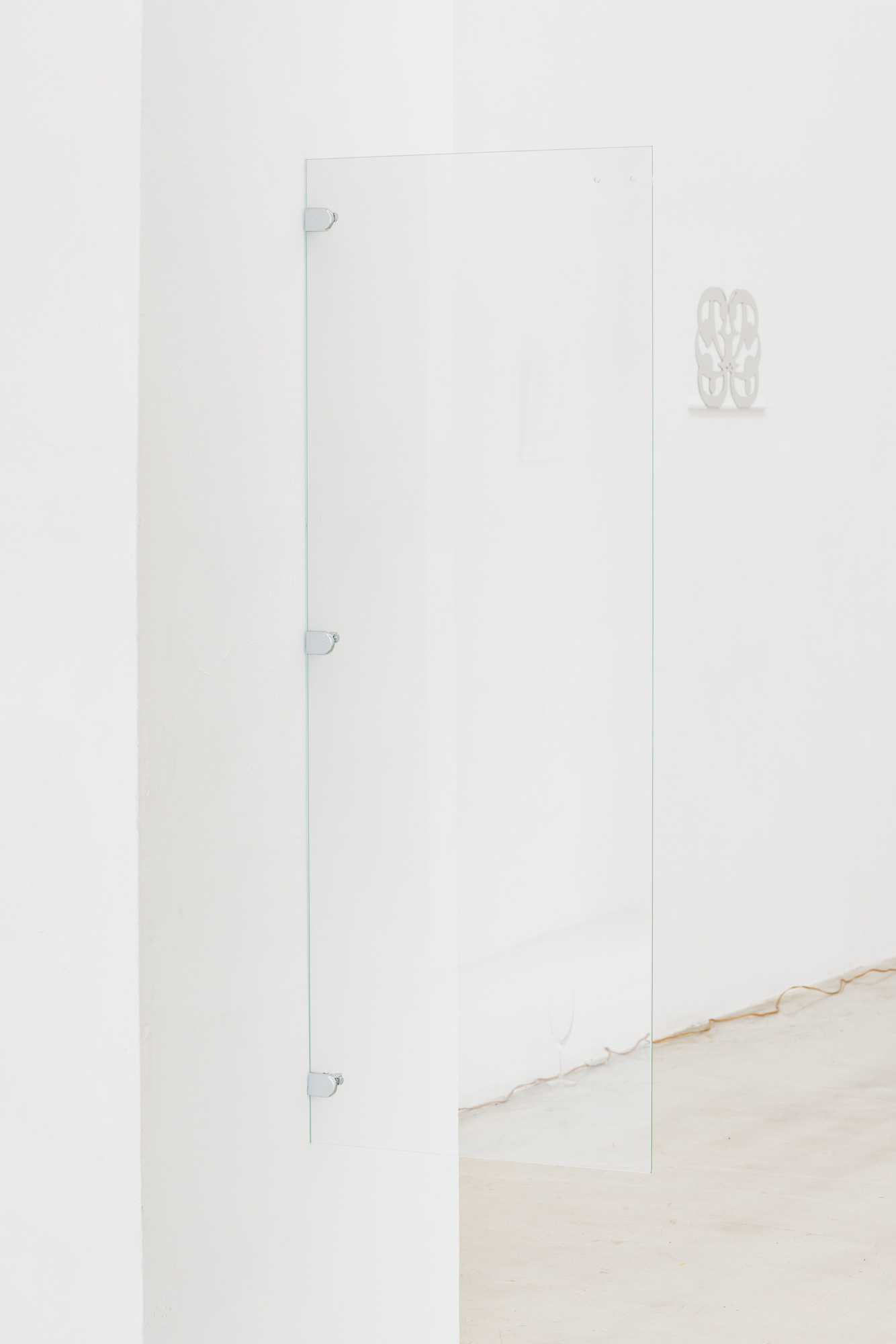 Sanna Helena Berger, ReprÀsentation, Glass door, Don't worry, I'll play it by ear, WAF Galerie, Vienna, photography: Manuel Carreon Lopez